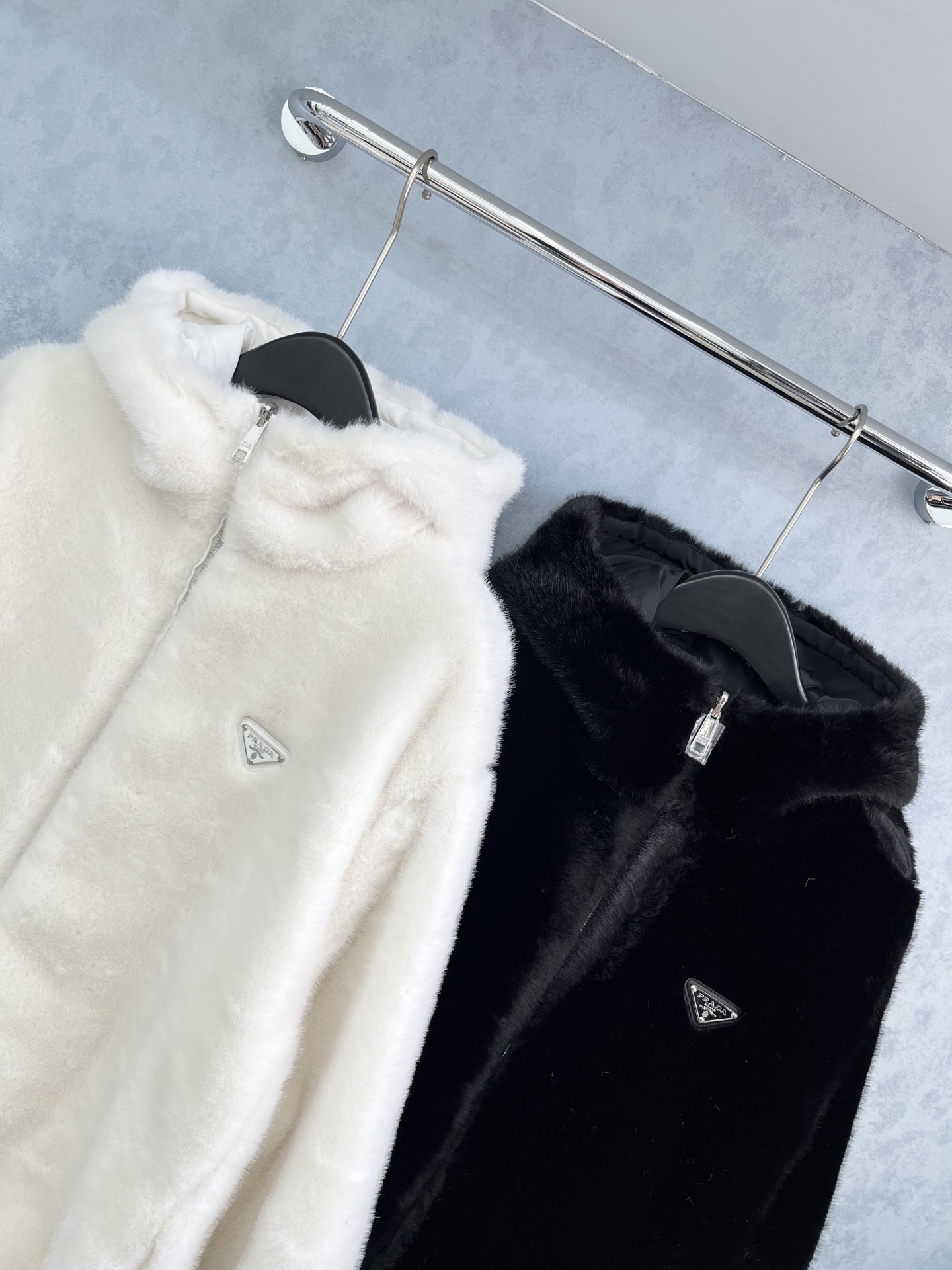 🛒𝐍𝐄𝐖 · 𝟐𝟎𝟐5/爆款现货原单品质 Prad*｜25秋冬连帽仿皮草倒三角外套 两面穿极简主义设计高