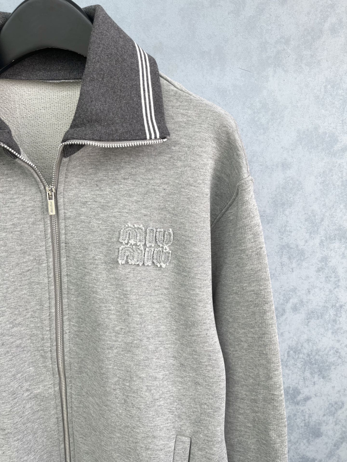 🛒𝐍𝐄𝐖 · 𝟐𝟎𝟐5/爆款现货原单品质 Miu Mi*｜25幢色翻领系列款新品外套高端定制棉质面料 立