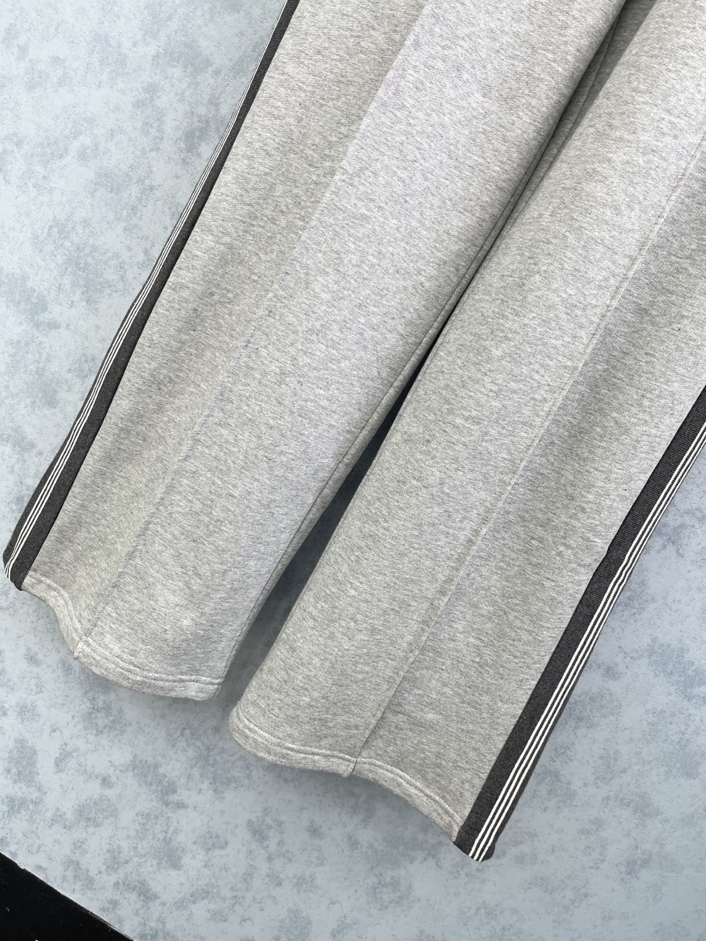 🛒𝐍𝐄𝐖 · 𝟐𝟎𝟐5/爆款现货原单品质 Miu Mi*｜25撞色织带拼接系列款新品休闲裤高端定制棉质面