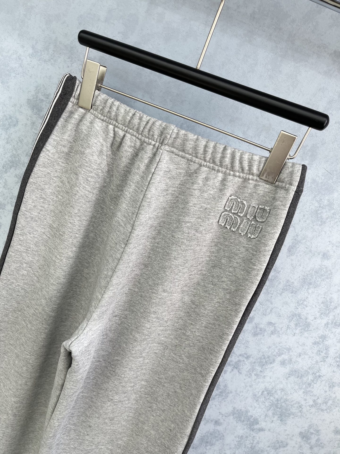 🛒𝐍𝐄𝐖 · 𝟐𝟎𝟐5/爆款现货原单品质 Miu Mi*｜25撞色织带拼接系列款新品休闲裤高端定制棉质面