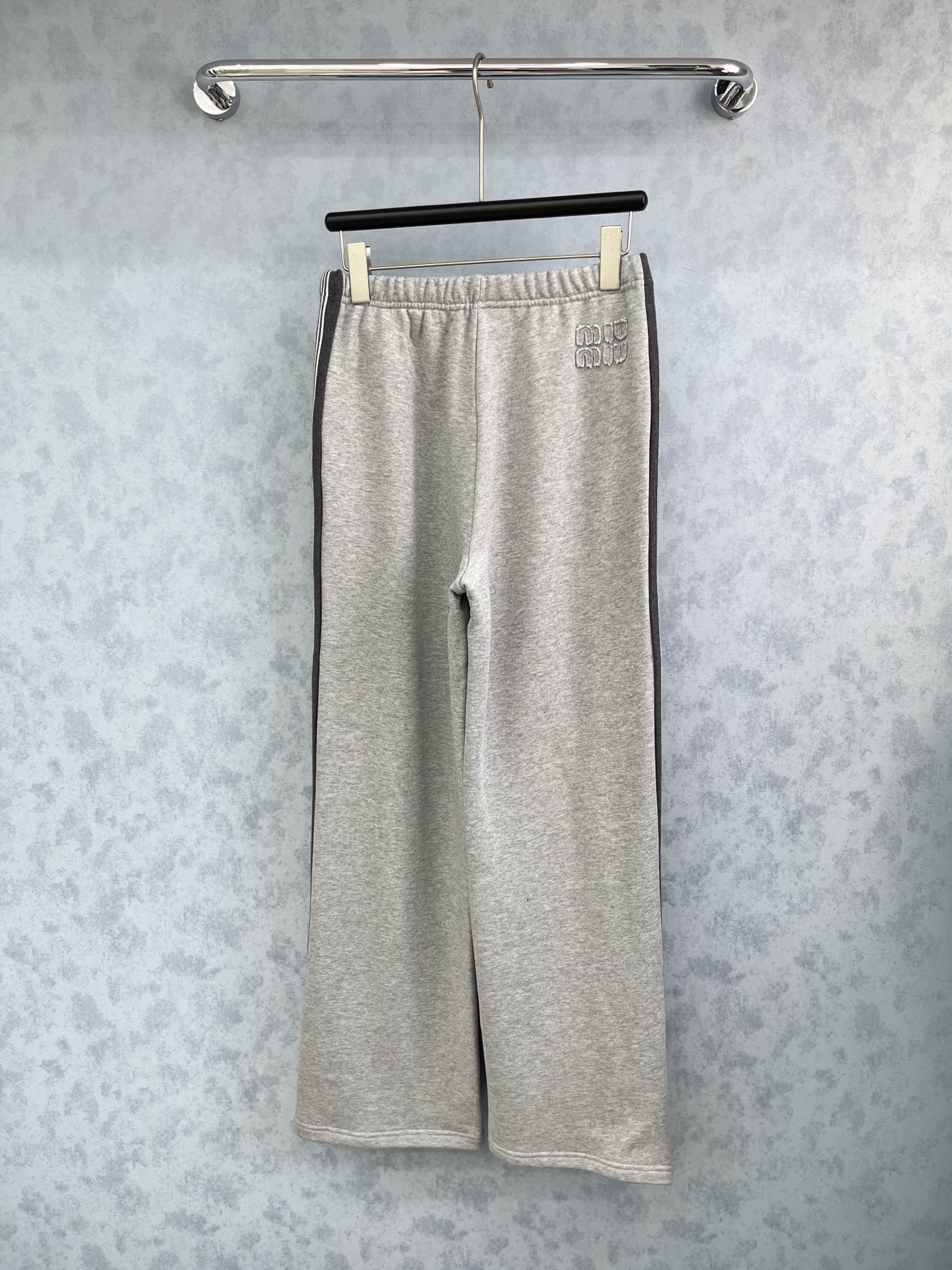 🛒𝐍𝐄𝐖 · 𝟐𝟎𝟐5/爆款现货原单品质 Miu Mi*｜25撞色织带拼接系列款新品休闲裤高端定制棉质面