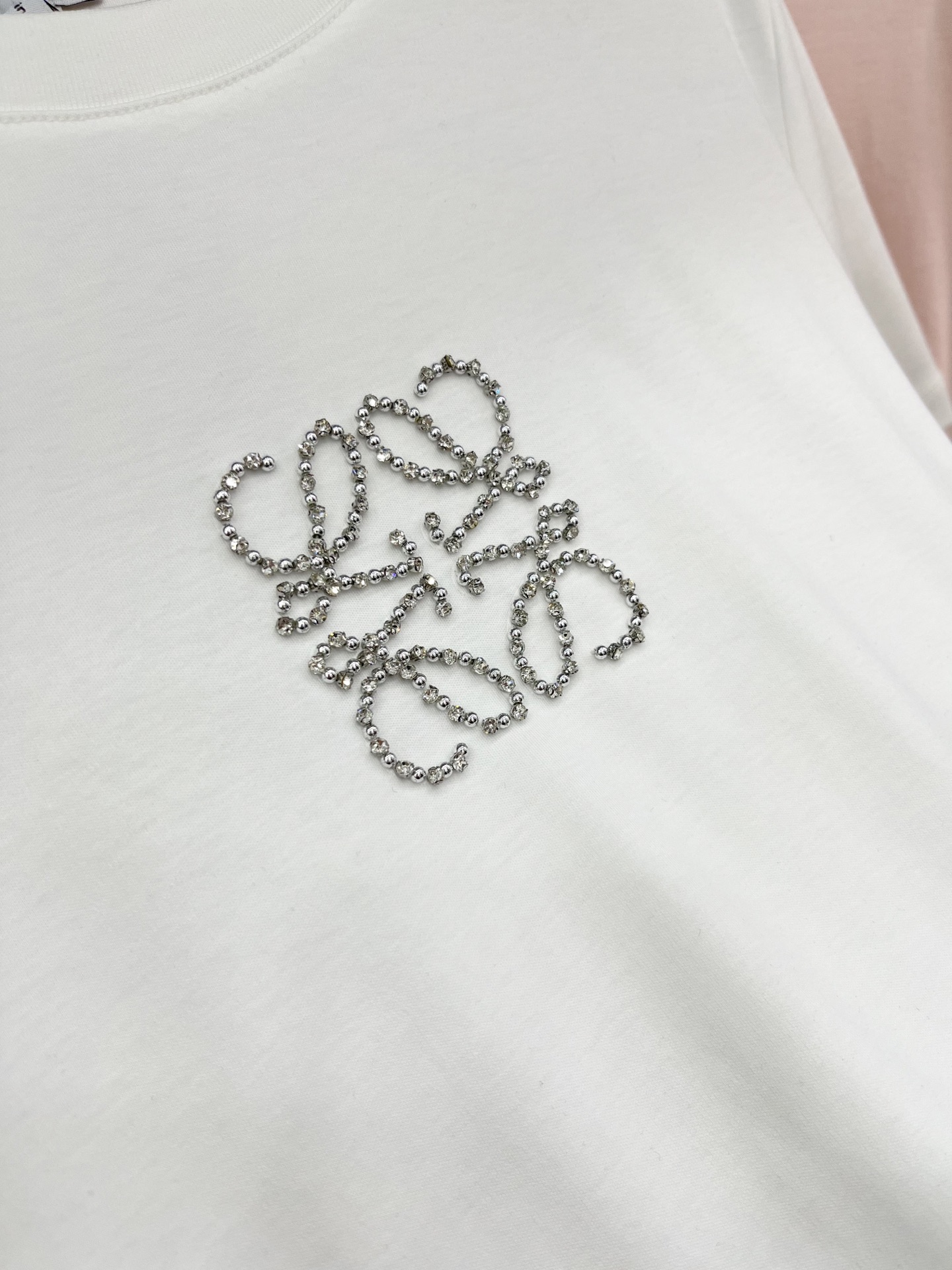 🛒𝐍𝐄𝐖 · 𝟐𝟎𝟐5/爆款现货原单品质 Loe*｜精致订珠短袖T恤高订面料 亲肤透气舒适标志性字母图案