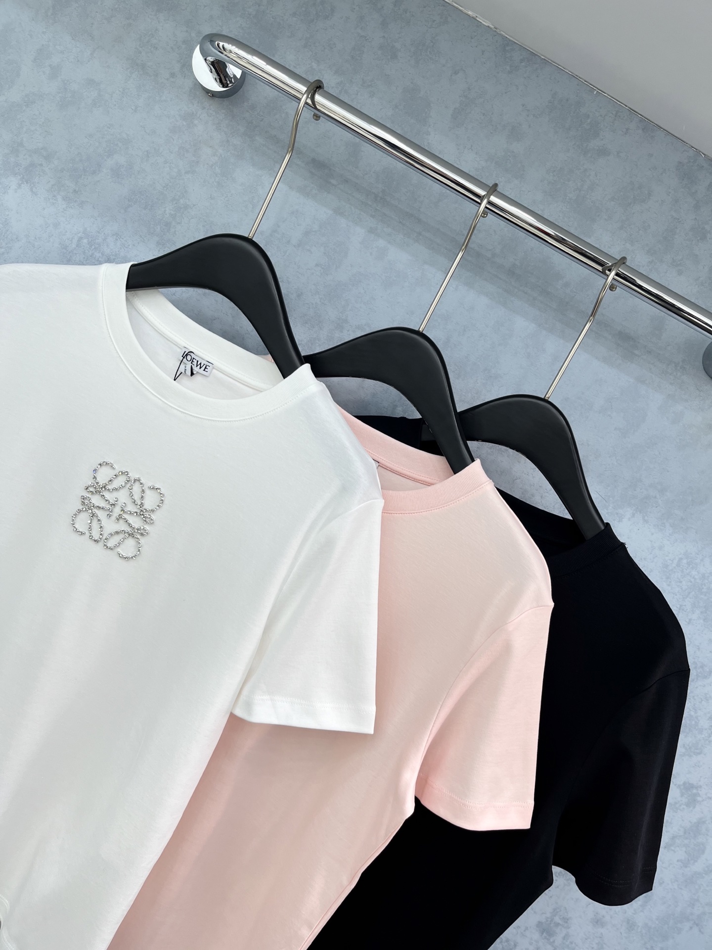 🛒𝐍𝐄𝐖 · 𝟐𝟎𝟐5/爆款现货原单品质 Loe*｜精致订珠短袖T恤高订面料 亲肤透气舒适标志性字母图案