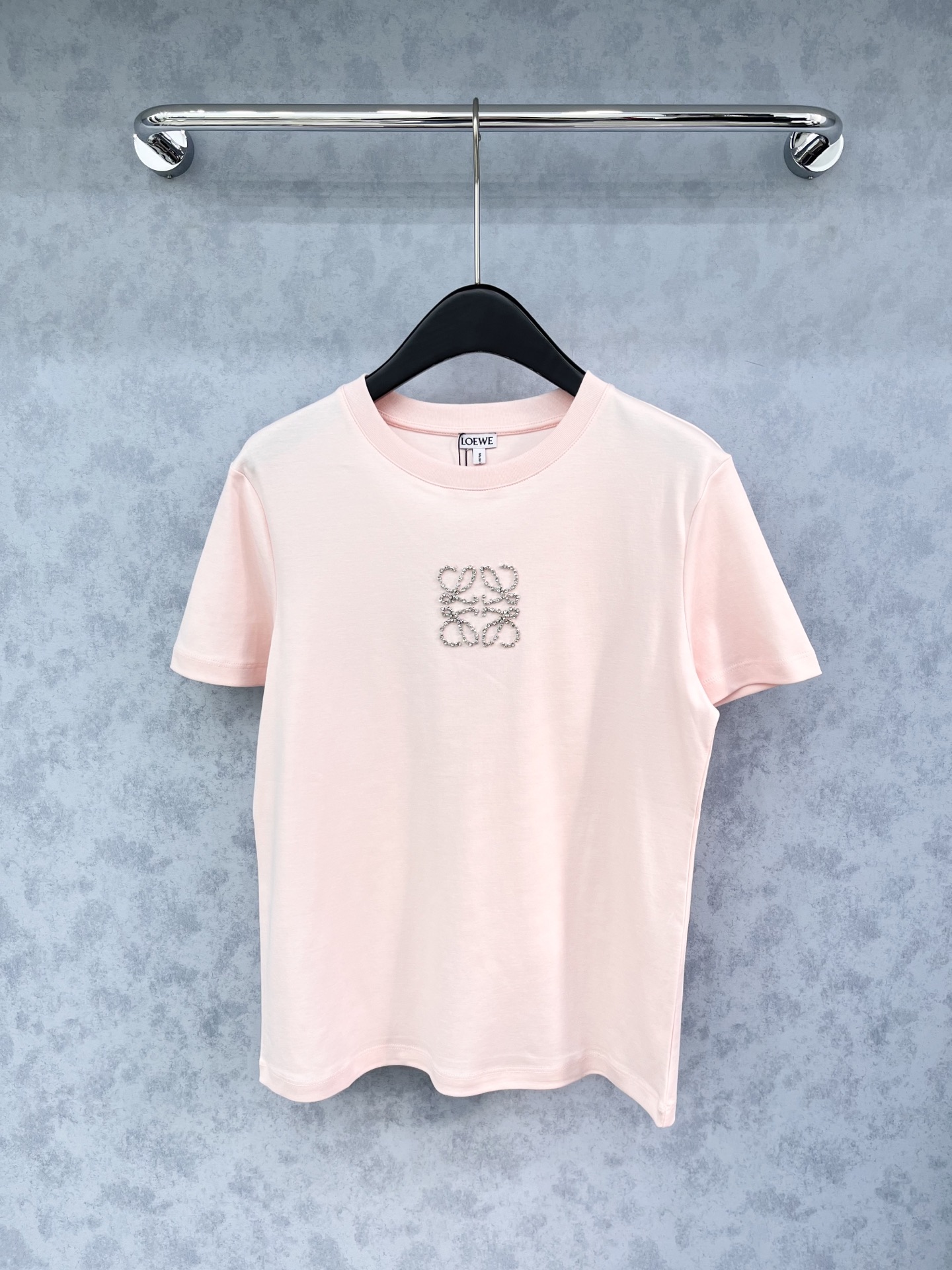 🛒𝐍𝐄𝐖 · 𝟐𝟎𝟐5/爆款现货原单品质 Loe*｜精致订珠短袖T恤高订面料 亲肤透气舒适标志性字母图案