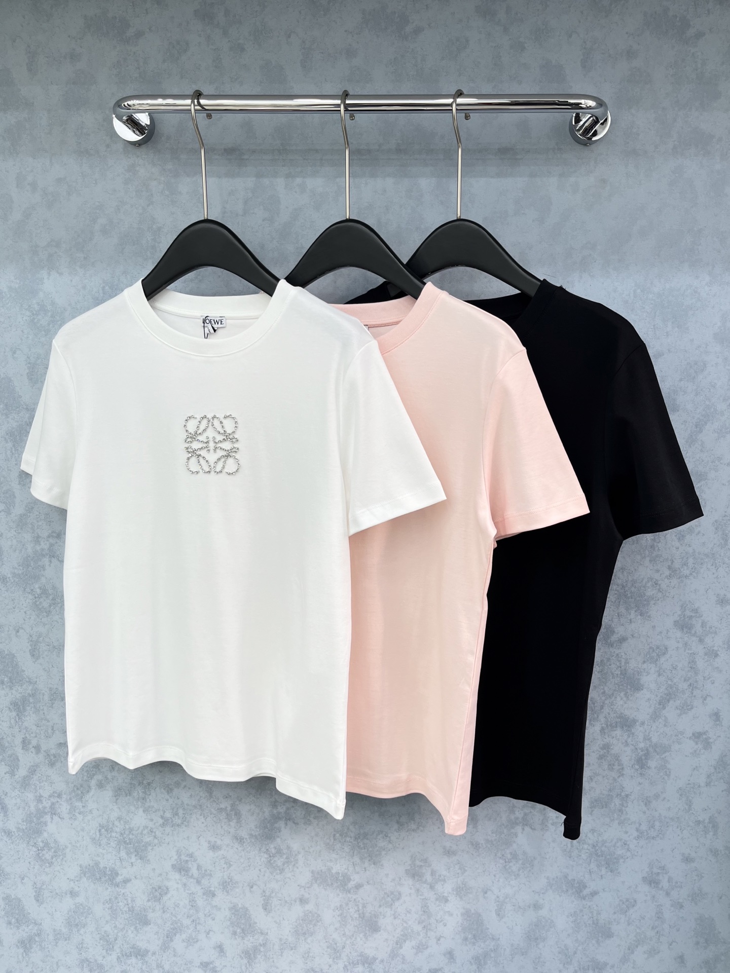 🛒𝐍𝐄𝐖 · 𝟐𝟎𝟐5/爆款现货原单品质 Loe*｜精致订珠短袖T恤高订面料 亲肤透气舒适标志性字母图案