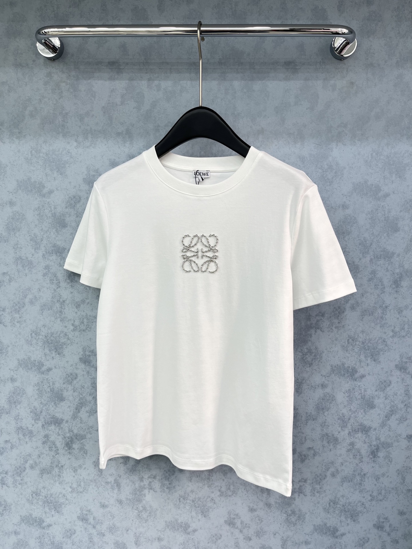 🛒𝐍𝐄𝐖 · 𝟐𝟎𝟐5/爆款现货原单品质 Loe*｜精致订珠短袖T恤高订面料 亲肤透气舒适标志性字母图案