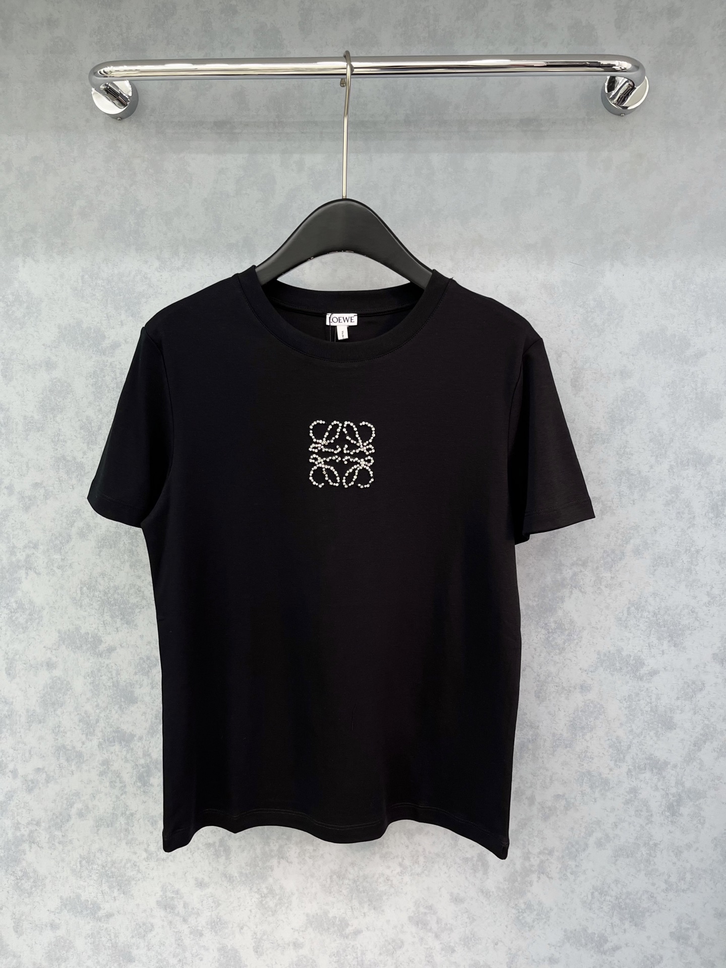 🛒𝐍𝐄𝐖 · 𝟐𝟎𝟐5/爆款现货原单品质 Loe*｜精致订珠短袖T恤高订面料 亲肤透气舒适标志性字母图案