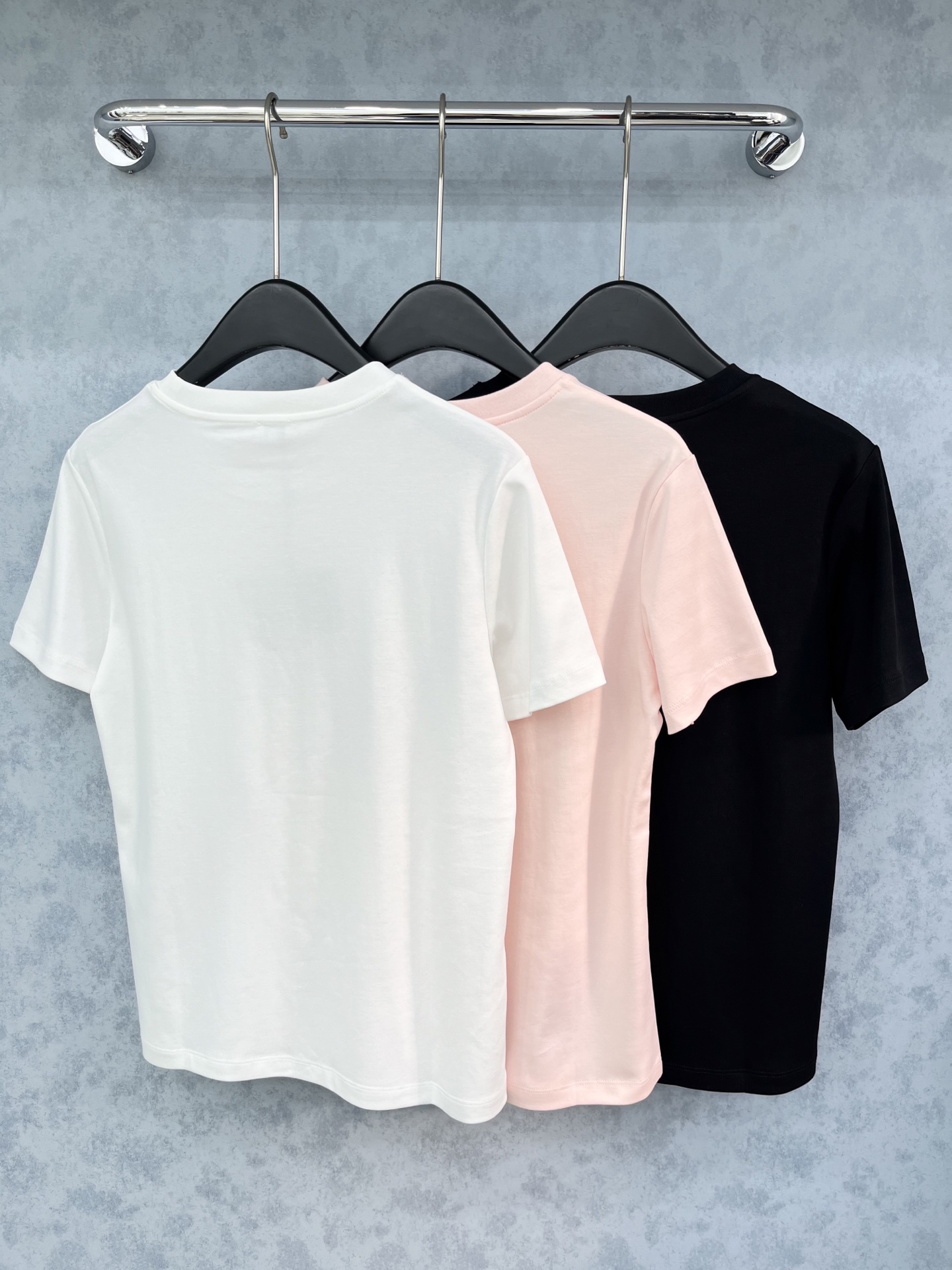 🛒𝐍𝐄𝐖 · 𝟐𝟎𝟐5/爆款现货原单品质 Loe*｜精致订珠短袖T恤高订面料 亲肤透气舒适标志性字母图案