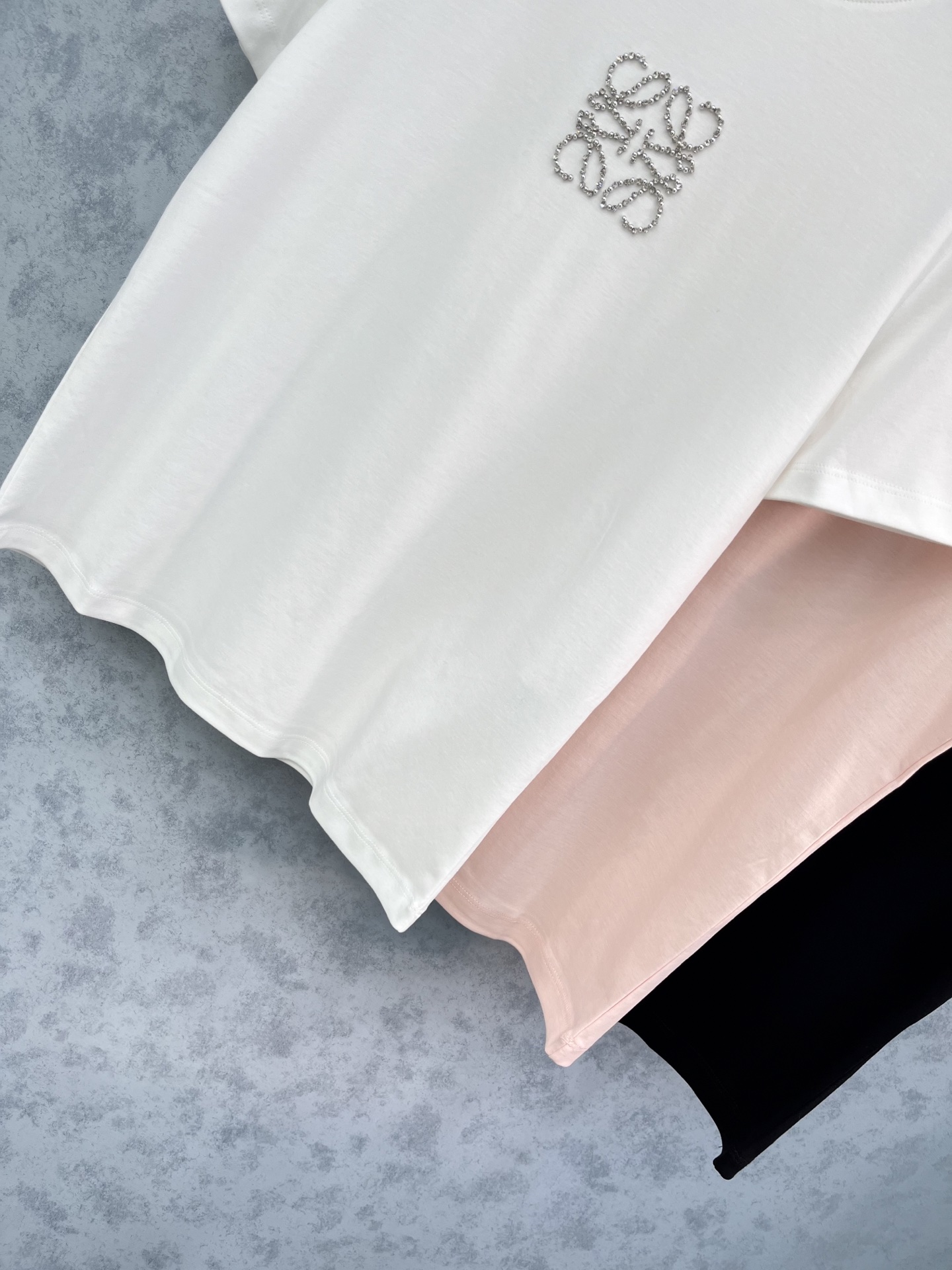 🛒𝐍𝐄𝐖 · 𝟐𝟎𝟐5/爆款现货原单品质 Loe*｜精致订珠短袖T恤高订面料 亲肤透气舒适标志性字母图案