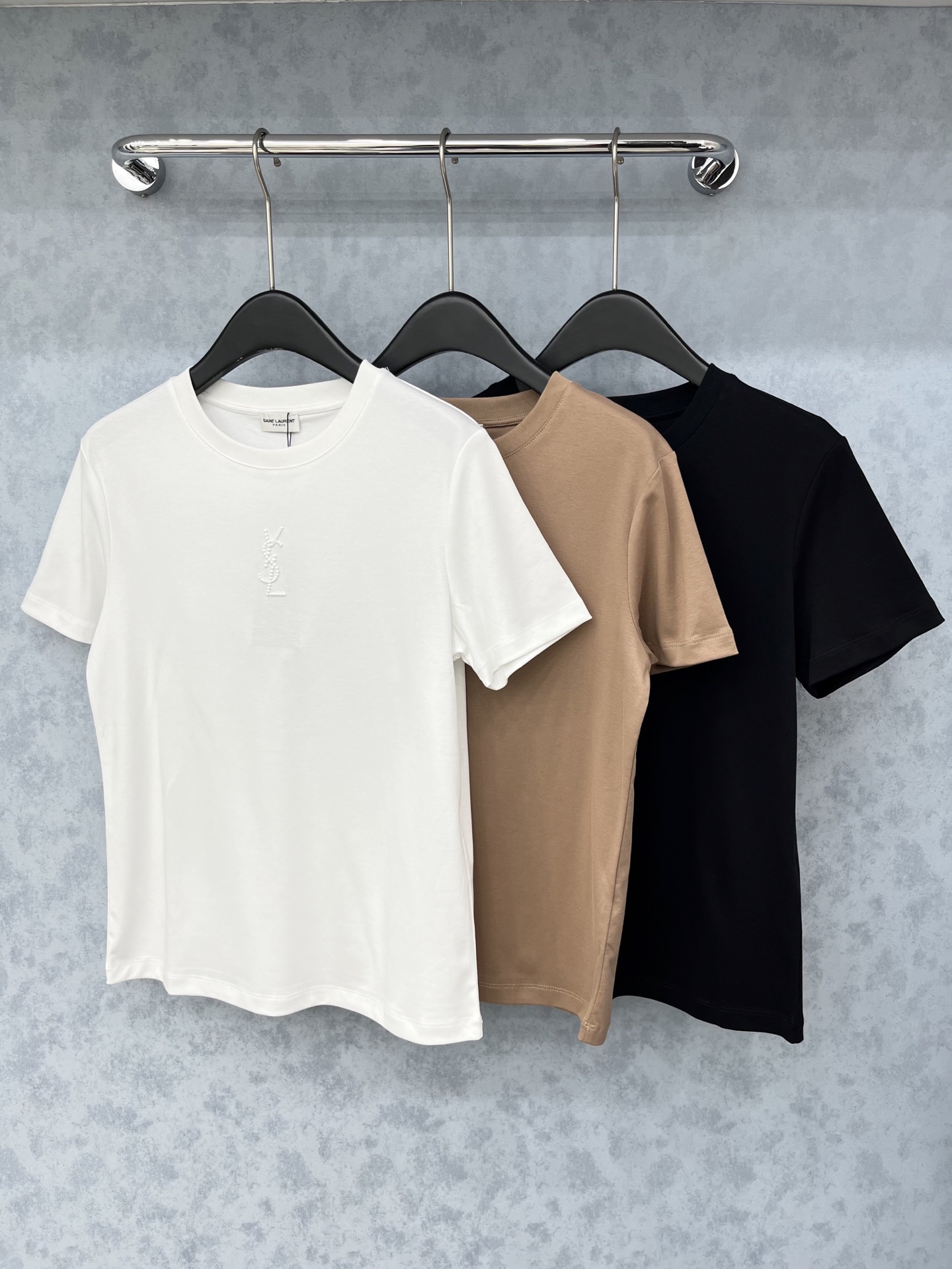 🛒𝐍𝐄𝐖 · 𝟐𝟎𝟐5/爆款现货原单品质 Ysl*｜精致刺绣短袖T恤高订面料 亲肤透气舒适标志性字母图案