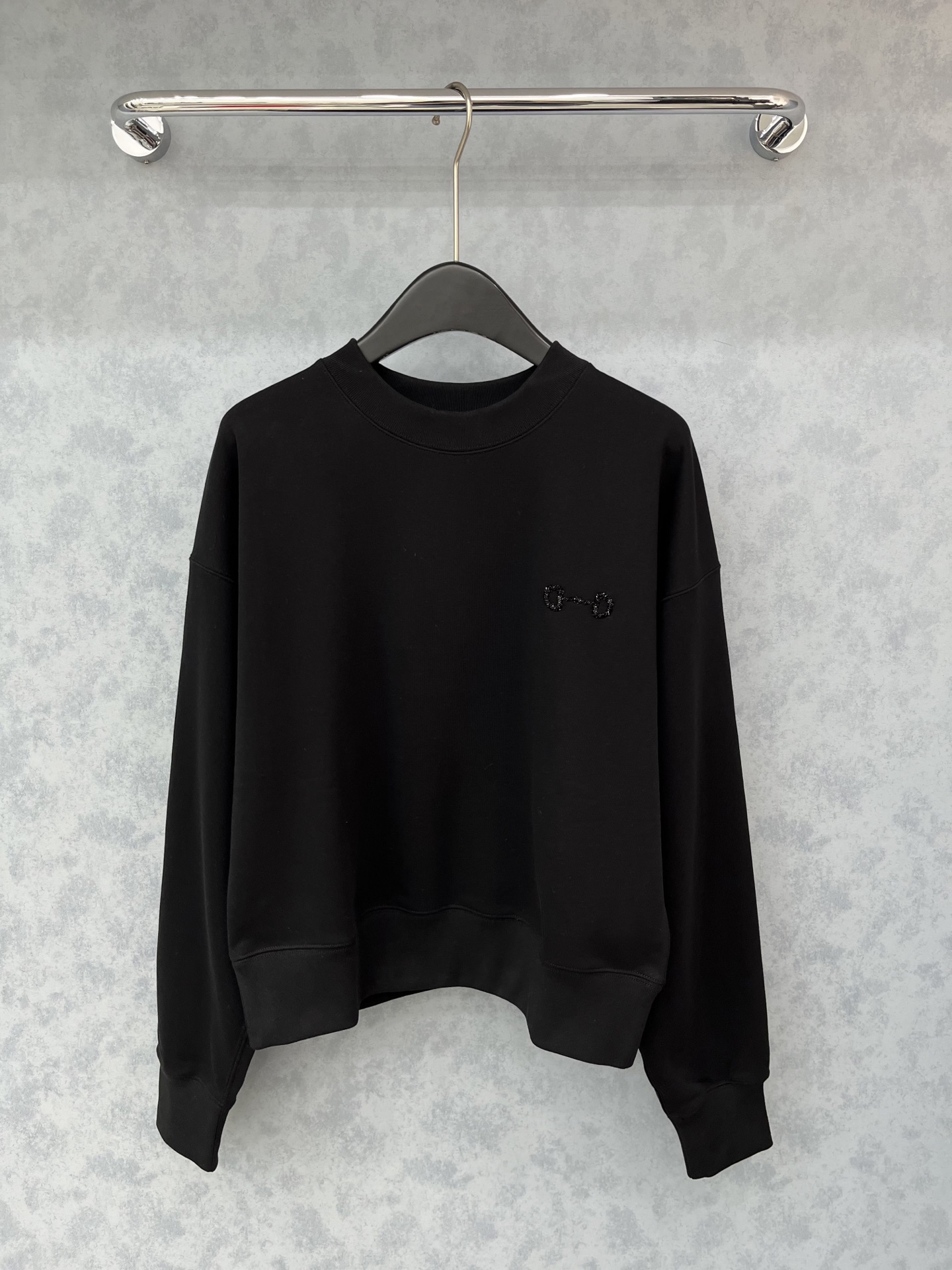 🛒𝐍𝐄𝐖 · 𝟐𝟎𝟐5/爆款现货【原版定制】Gucc*｜25经典圆领订珠卫衣干净利落的裁剪，落肩宽松慵懒