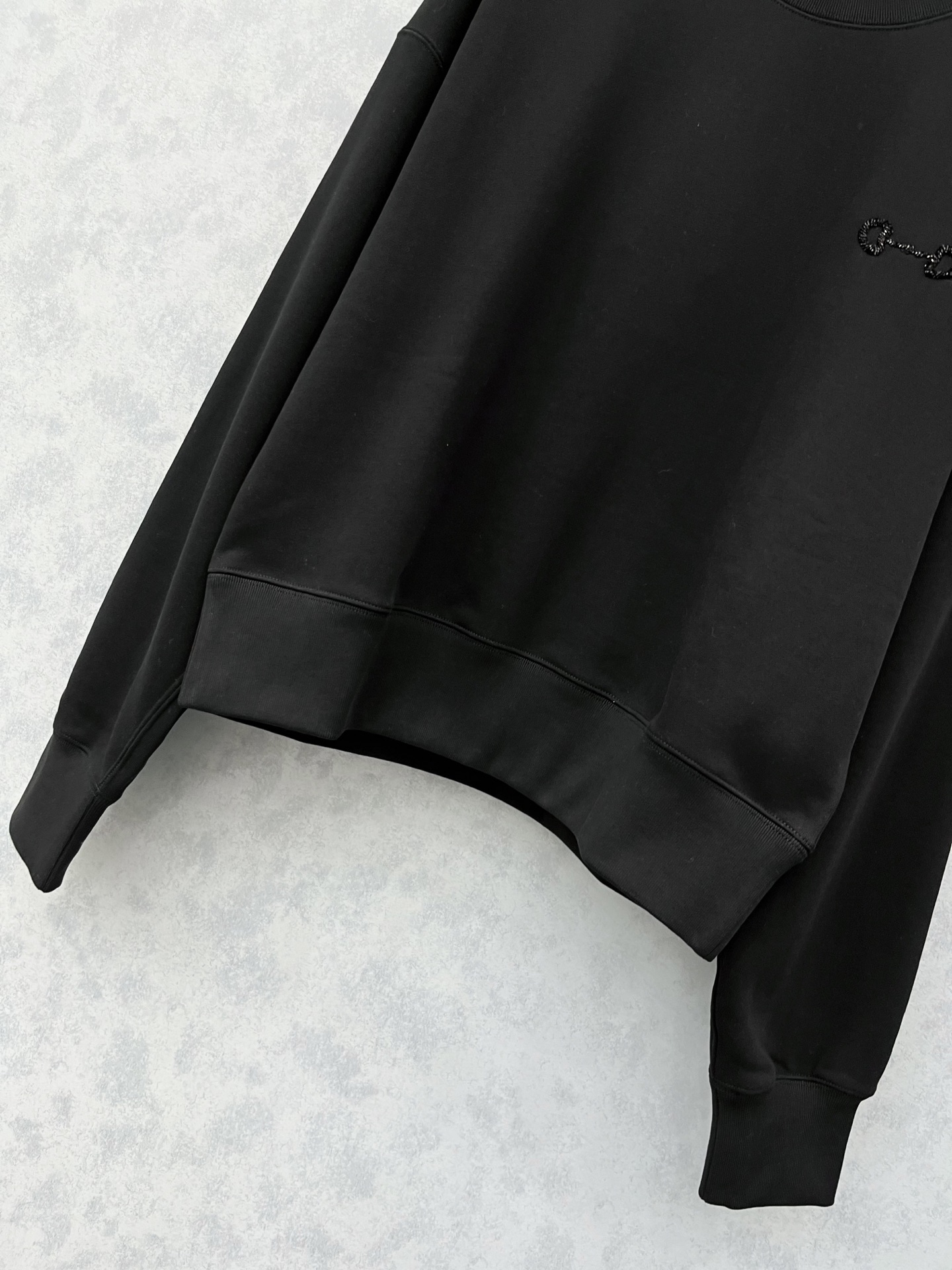 🛒𝐍𝐄𝐖 · 𝟐𝟎𝟐5/爆款现货【原版定制】Gucc*｜25经典圆领订珠卫衣干净利落的裁剪，落肩宽松慵懒