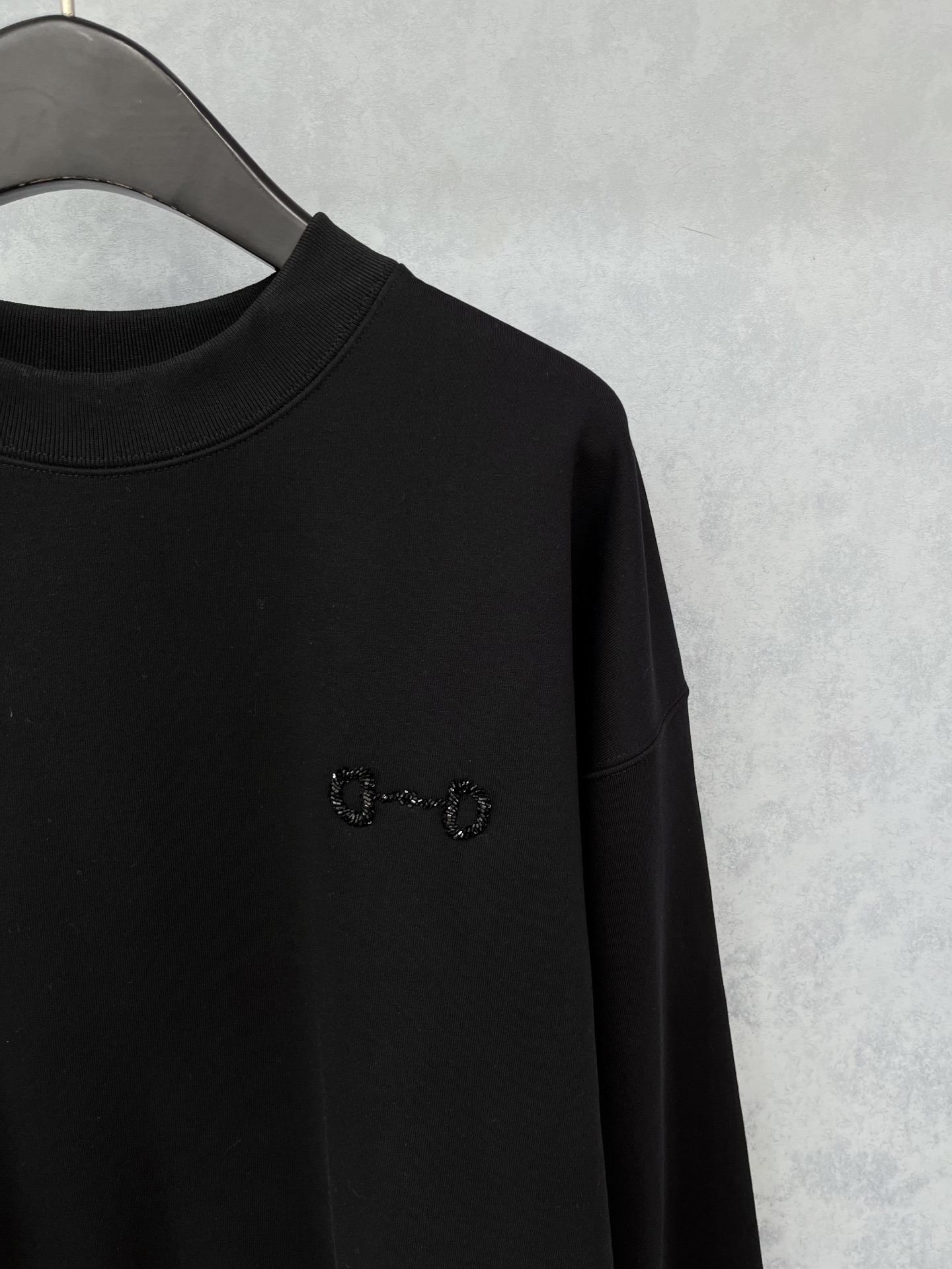 🛒𝐍𝐄𝐖 · 𝟐𝟎𝟐5/爆款现货【原版定制】Gucc*｜25经典圆领订珠卫衣干净利落的裁剪，落肩宽松慵懒