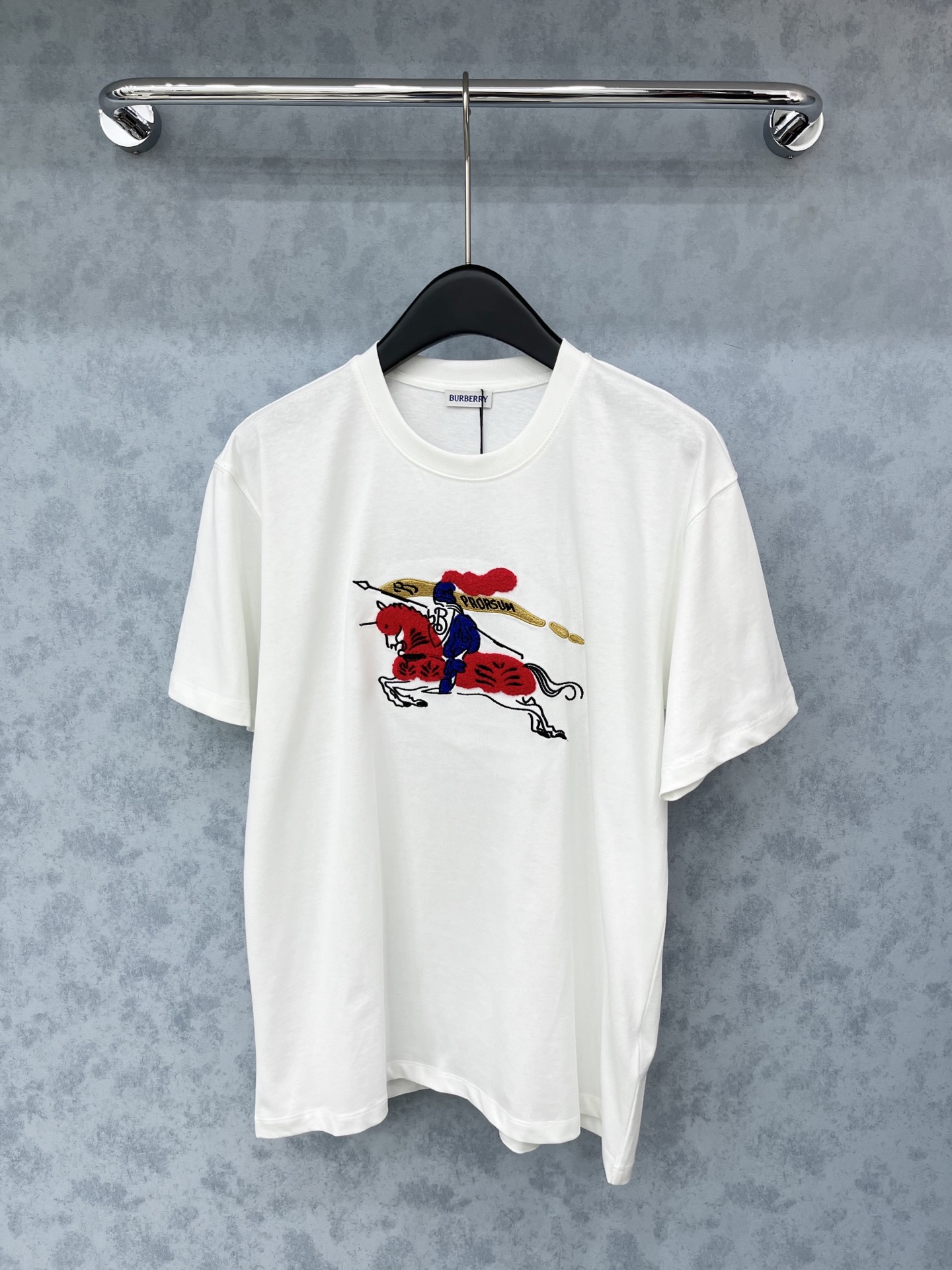 🛒𝐍𝐄𝐖 · 𝟐𝟎𝟐5/爆款现货原单品质 Bur*｜2025新品植绒刺绣短袖T高订面料 定制YB全棉材质