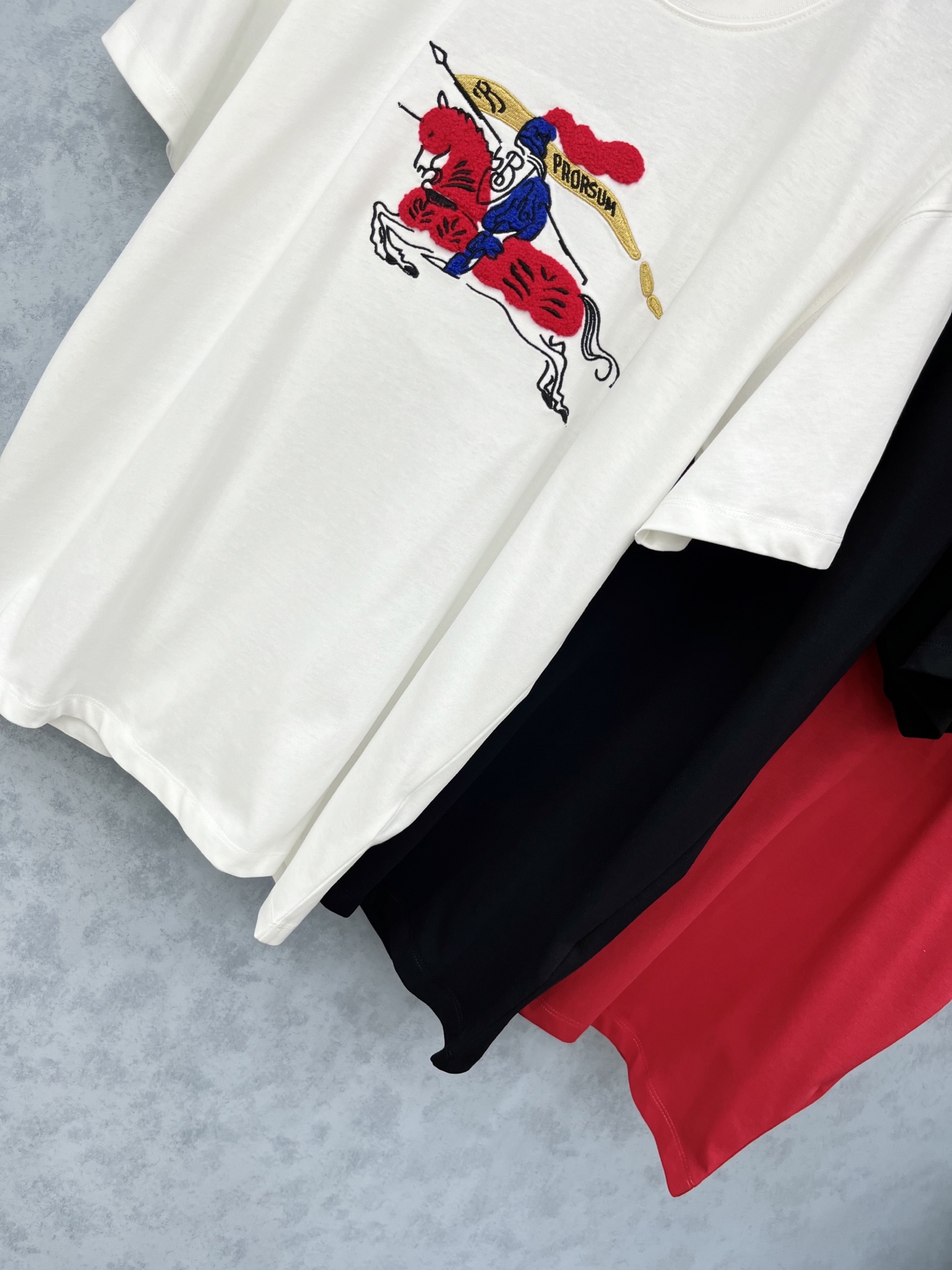 🛒𝐍𝐄𝐖 · 𝟐𝟎𝟐5/爆款现货原单品质 Bur*｜2025新品植绒刺绣短袖T高订面料 定制YB全棉材质