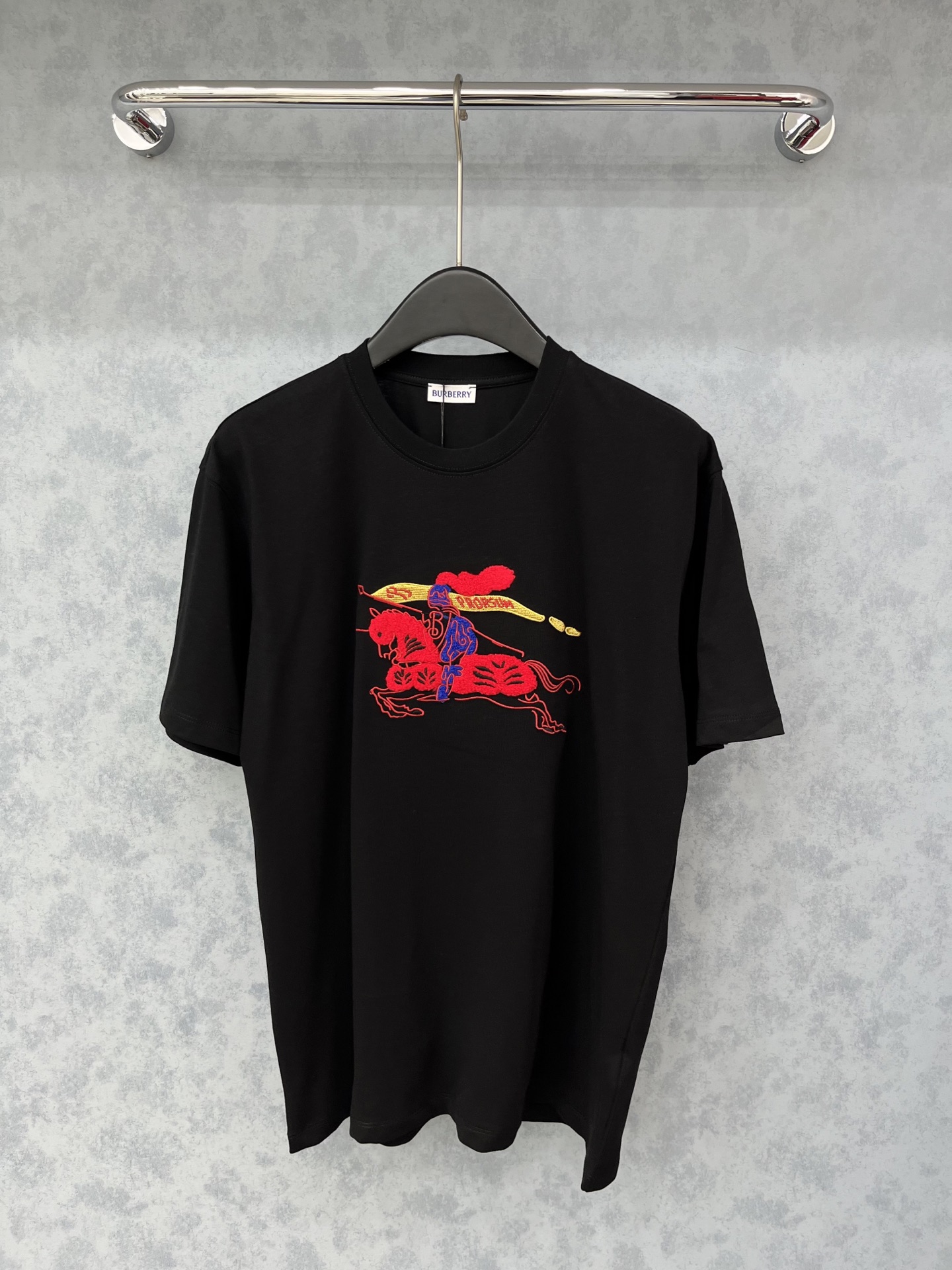 🛒𝐍𝐄𝐖 · 𝟐𝟎𝟐5/爆款现货原单品质 Bur*｜2025新品植绒刺绣短袖T高订面料 定制YB全棉材质