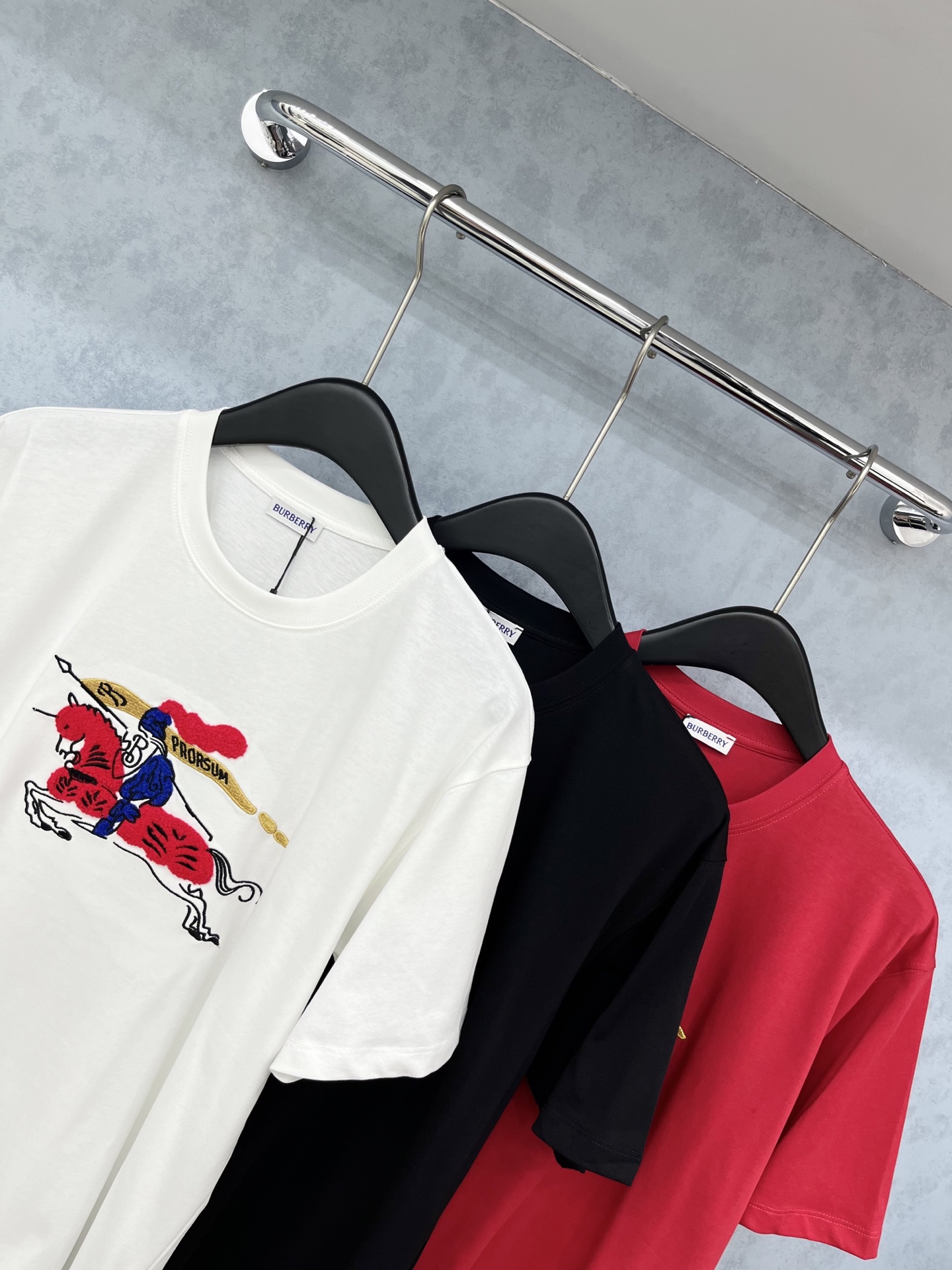 🛒𝐍𝐄𝐖 · 𝟐𝟎𝟐5/爆款现货原单品质 Bur*｜2025新品植绒刺绣短袖T高订面料 定制YB全棉材质