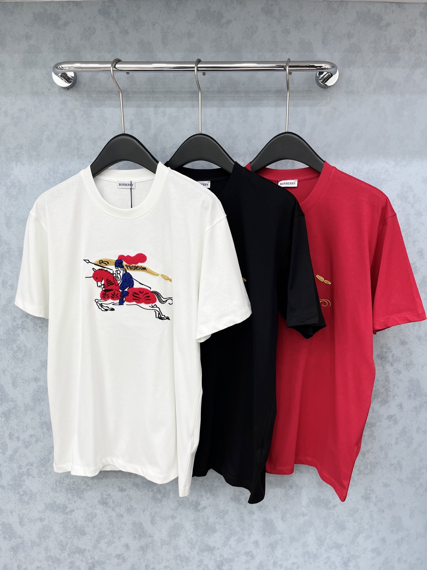 🛒𝐍𝐄𝐖 · 𝟐𝟎𝟐5/爆款现货原单品质 Bur*｜2025新品植绒刺绣短袖T高订面料 定制YB全棉材质