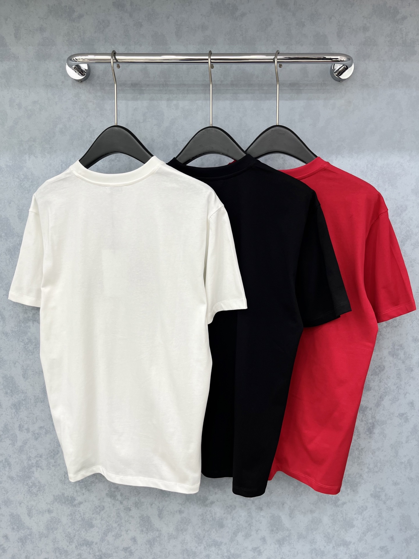 🛒𝐍𝐄𝐖 · 𝟐𝟎𝟐5/爆款现货原单品质 Bur*｜2025新品植绒刺绣短袖T高订面料 定制YB全棉材质