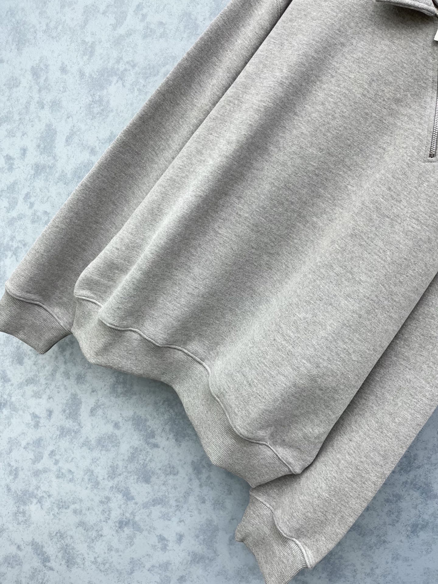 🛒𝐍𝐄𝐖 · 𝟐𝟎𝟐5/爆款现货【原版定制】Miu Mi*｜25经典翻领斜拉链卫衣干净利落的裁剪，落肩宽