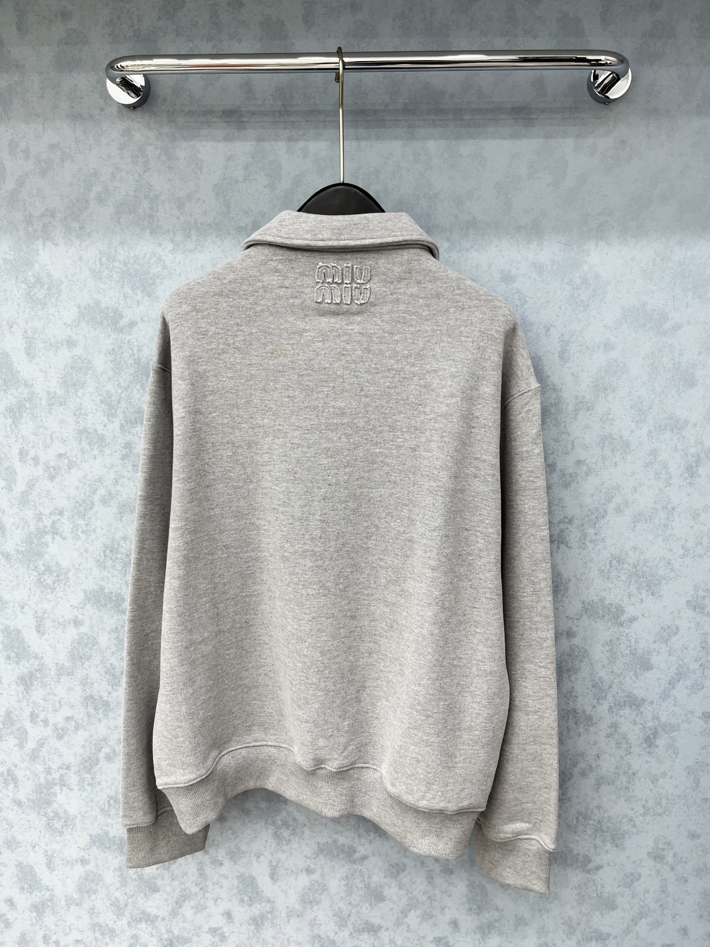 🛒𝐍𝐄𝐖 · 𝟐𝟎𝟐5/爆款现货【原版定制】Miu Mi*｜25经典翻领斜拉链卫衣干净利落的裁剪，落肩宽