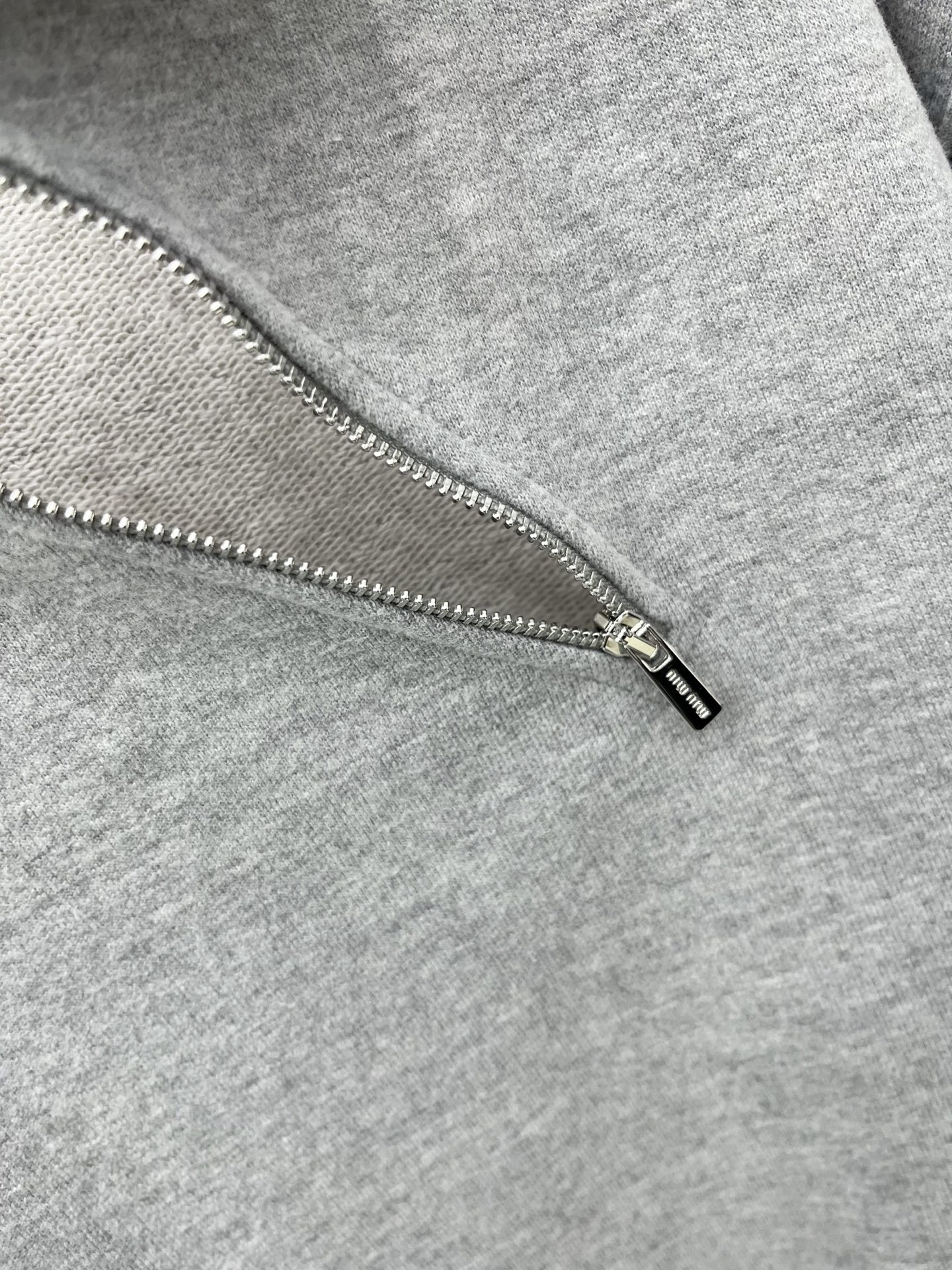 🛒𝐍𝐄𝐖 · 𝟐𝟎𝟐5/爆款现货【原版定制】Miu Mi*｜25经典翻领斜拉链卫衣干净利落的裁剪，落肩宽