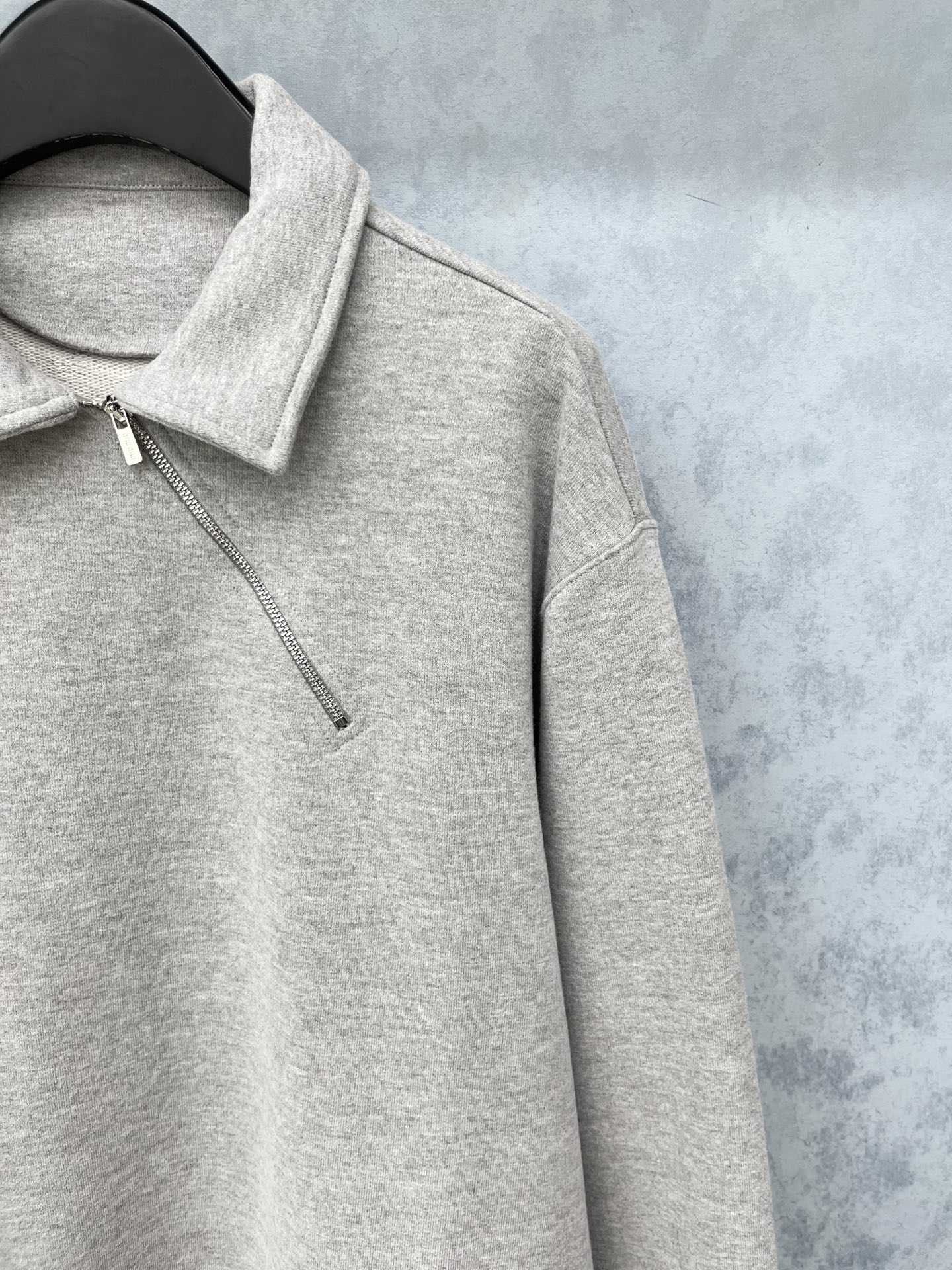 🛒𝐍𝐄𝐖 · 𝟐𝟎𝟐5/爆款现货【原版定制】Miu Mi*｜25经典翻领斜拉链卫衣干净利落的裁剪，落肩宽