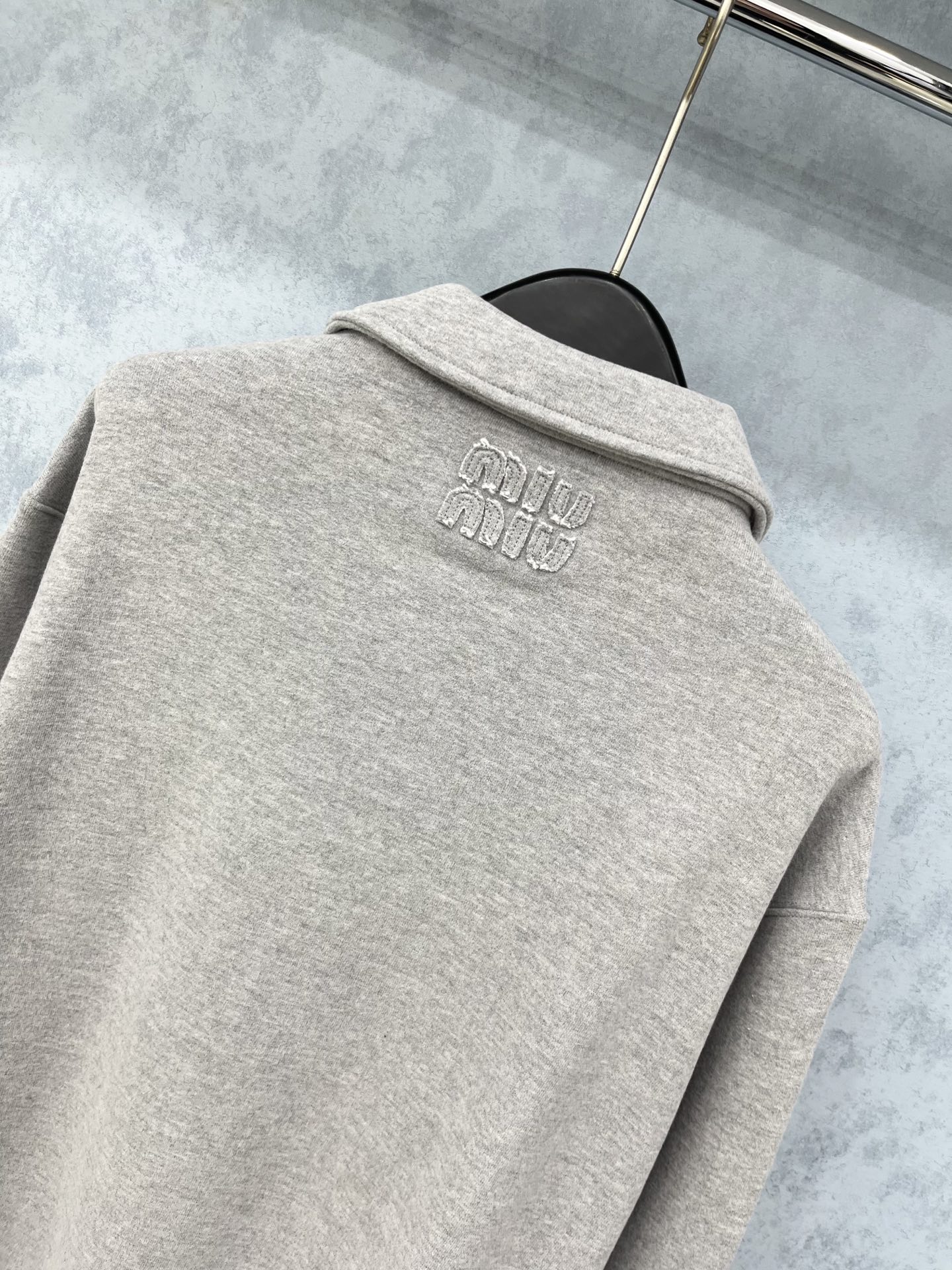 🛒𝐍𝐄𝐖 · 𝟐𝟎𝟐5/爆款现货【原版定制】Miu Mi*｜25经典翻领斜拉链卫衣干净利落的裁剪，落肩宽