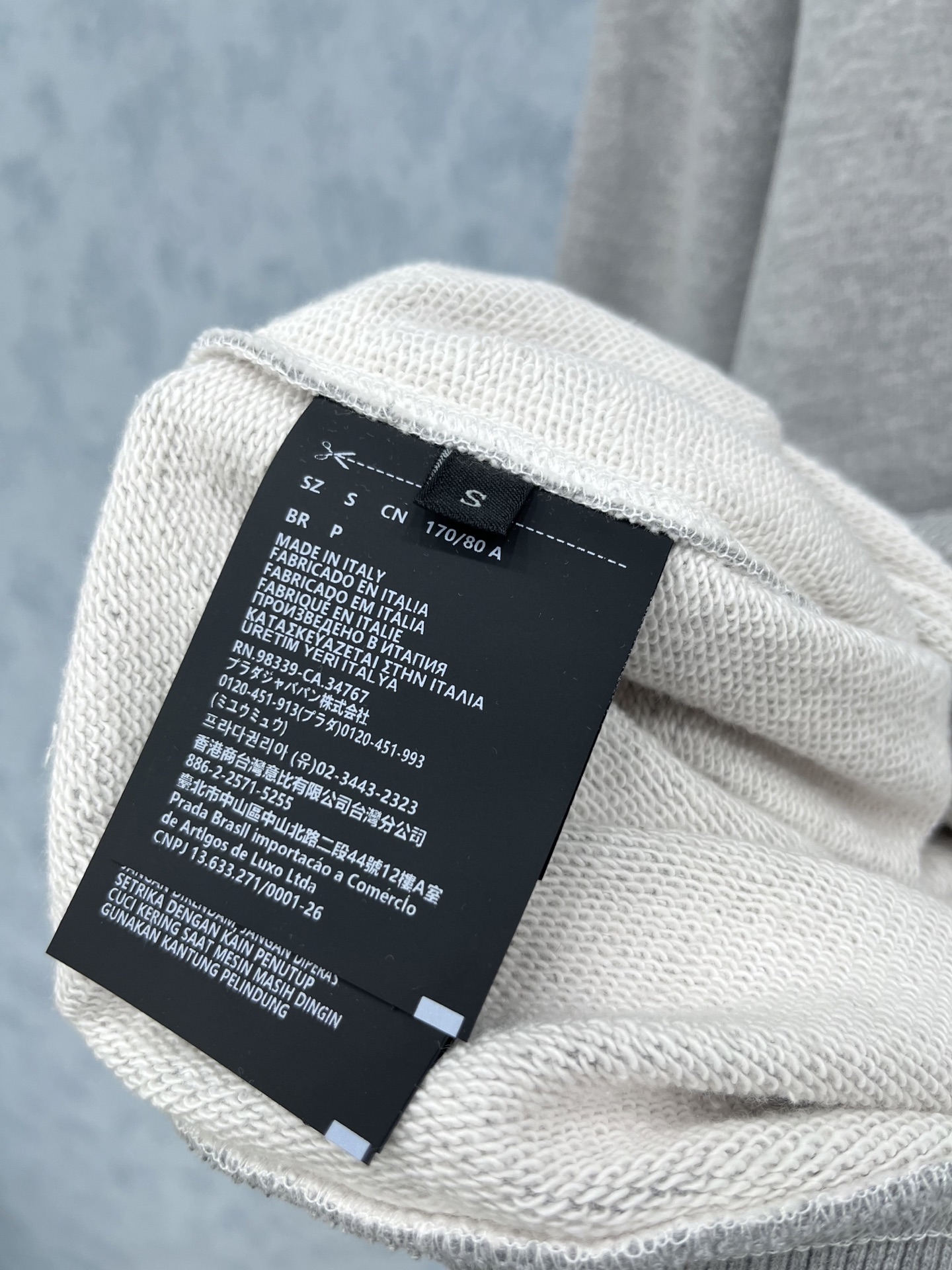 🛒𝐍𝐄𝐖 · 𝟐𝟎𝟐5/爆款现货【原版定制】Miu Mi*｜25经典翻领斜拉链卫衣干净利落的裁剪，落肩宽