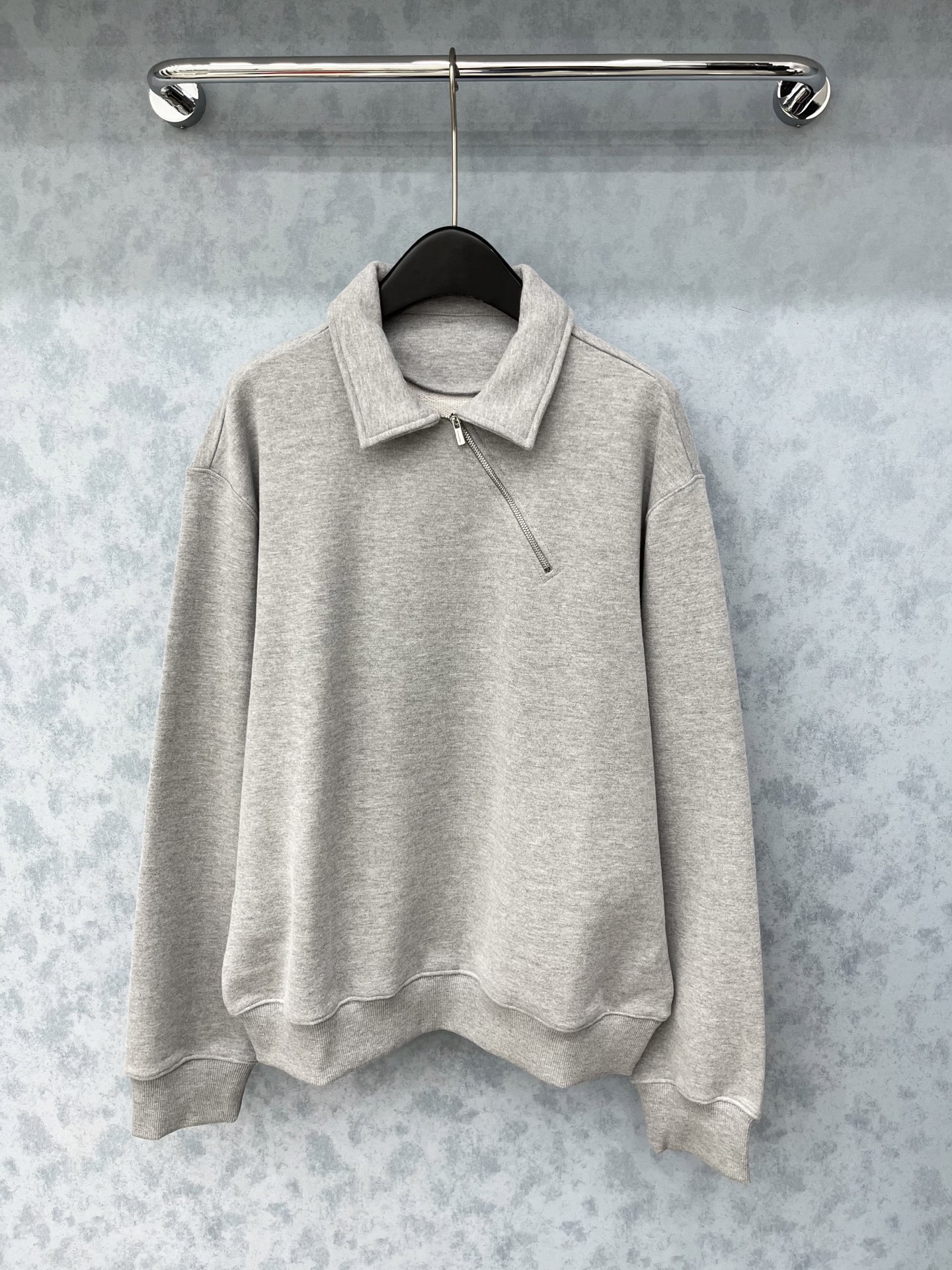 🛒𝐍𝐄𝐖 · 𝟐𝟎𝟐5/爆款现货【原版定制】Miu Mi*｜25经典翻领斜拉链卫衣干净利落的裁剪，落肩宽