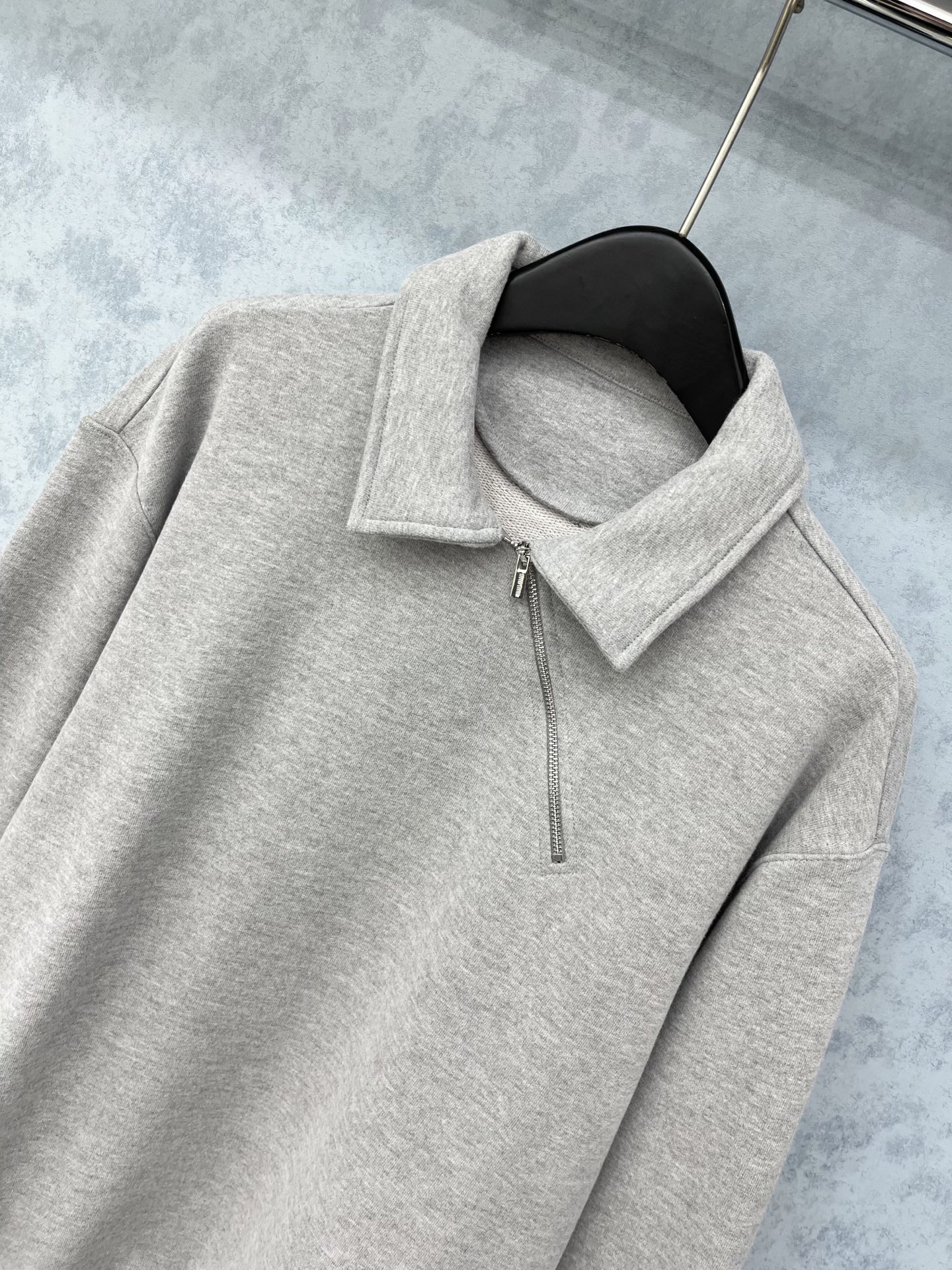 🛒𝐍𝐄𝐖 · 𝟐𝟎𝟐5/爆款现货【原版定制】Miu Mi*｜25经典翻领斜拉链卫衣干净利落的裁剪，落肩宽