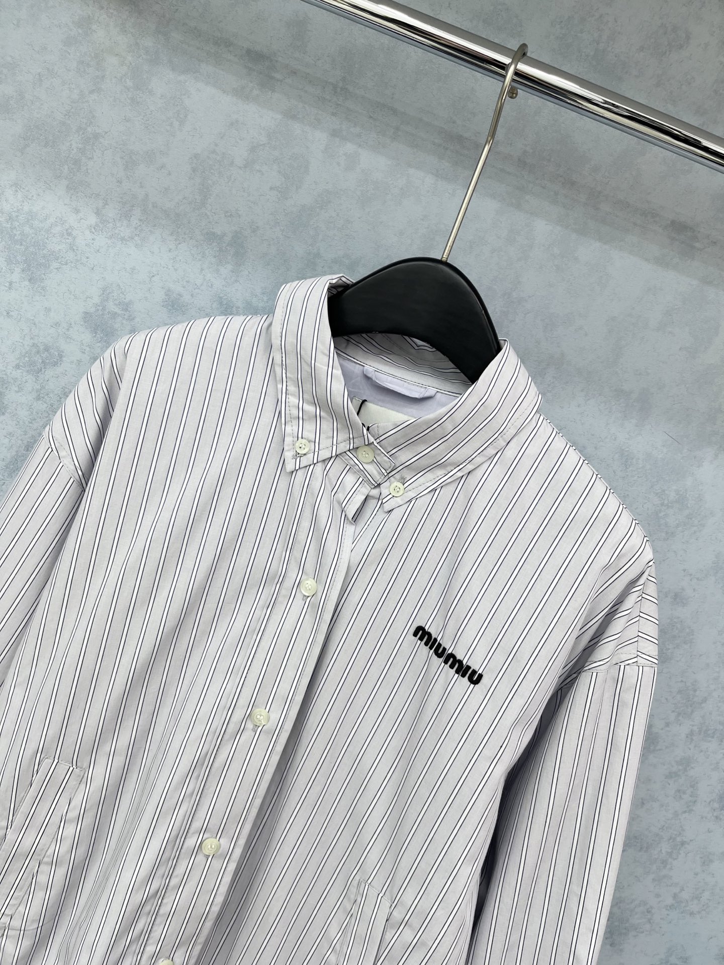 🛒𝐍𝐄𝐖 · 𝟐𝟎𝟐5/爆款现货【原版定制】 Miu Mi *｜2025新品拉链翻领刺绣字母夹克外套 系