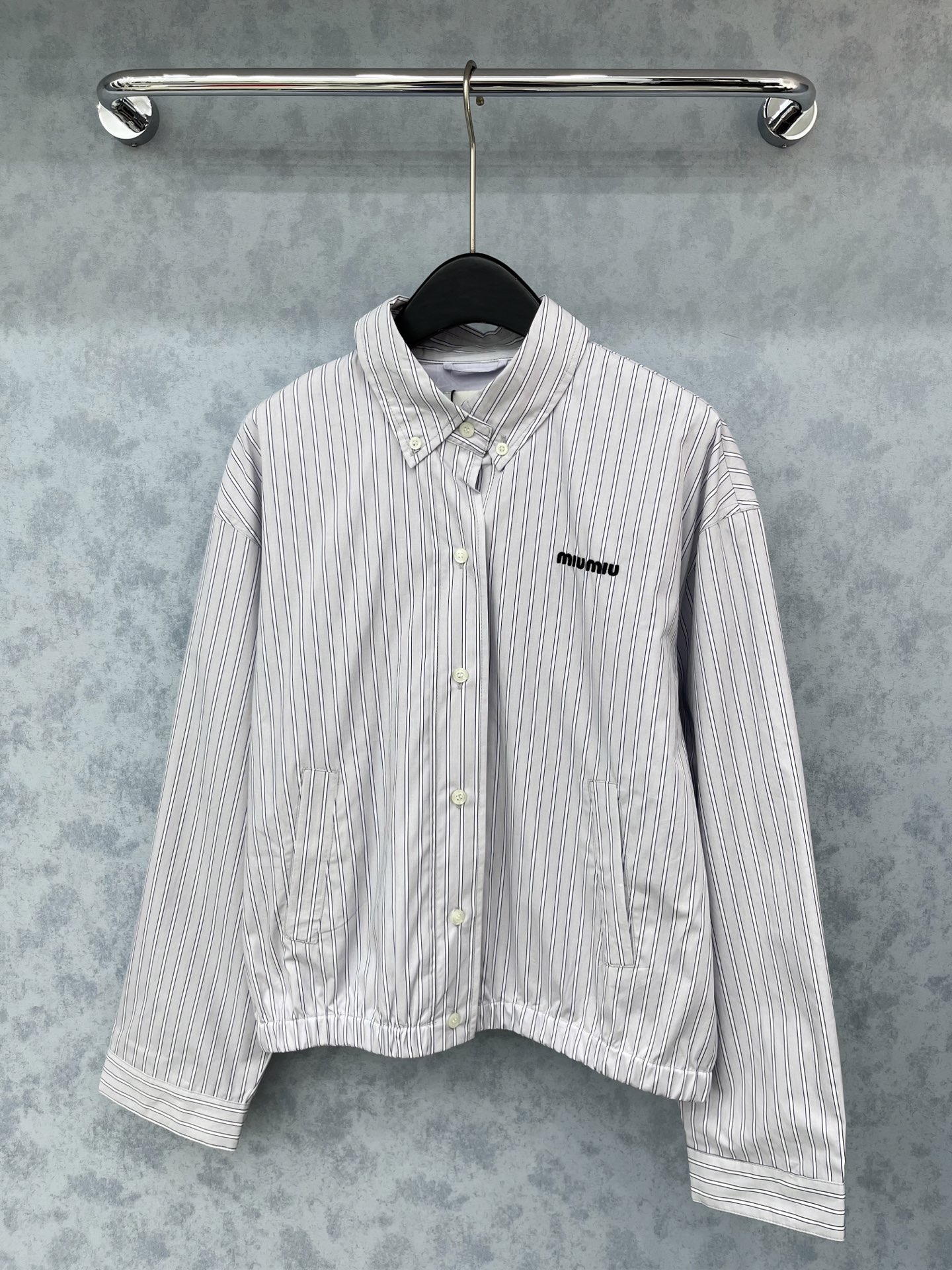 🛒𝐍𝐄𝐖 · 𝟐𝟎𝟐5/爆款现货【原版定制】 Miu Mi *｜2025新品拉链翻领刺绣字母夹克外套 系