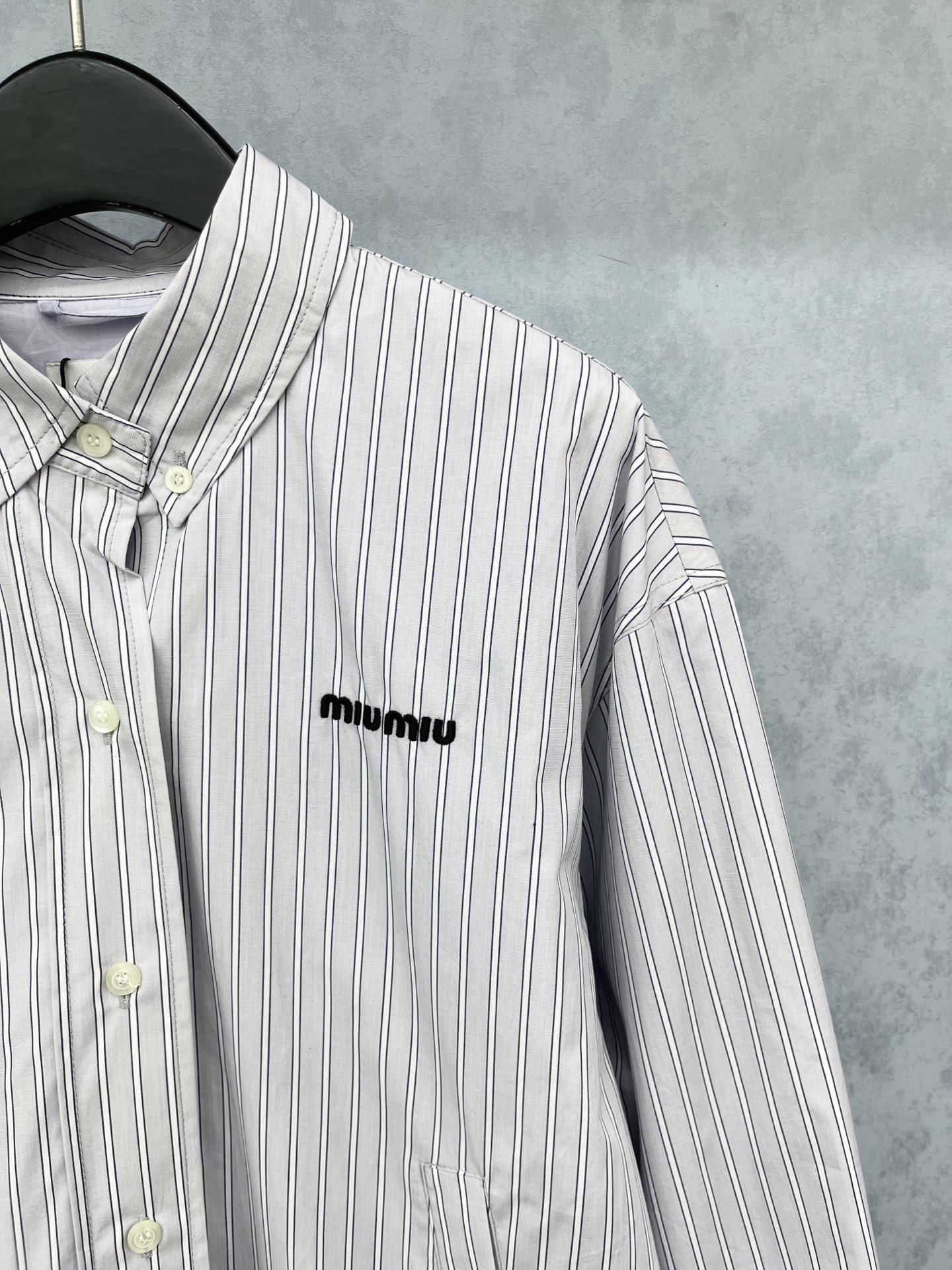 🛒𝐍𝐄𝐖 · 𝟐𝟎𝟐5/爆款现货【原版定制】 Miu Mi *｜2025新品拉链翻领刺绣字母夹克外套 系