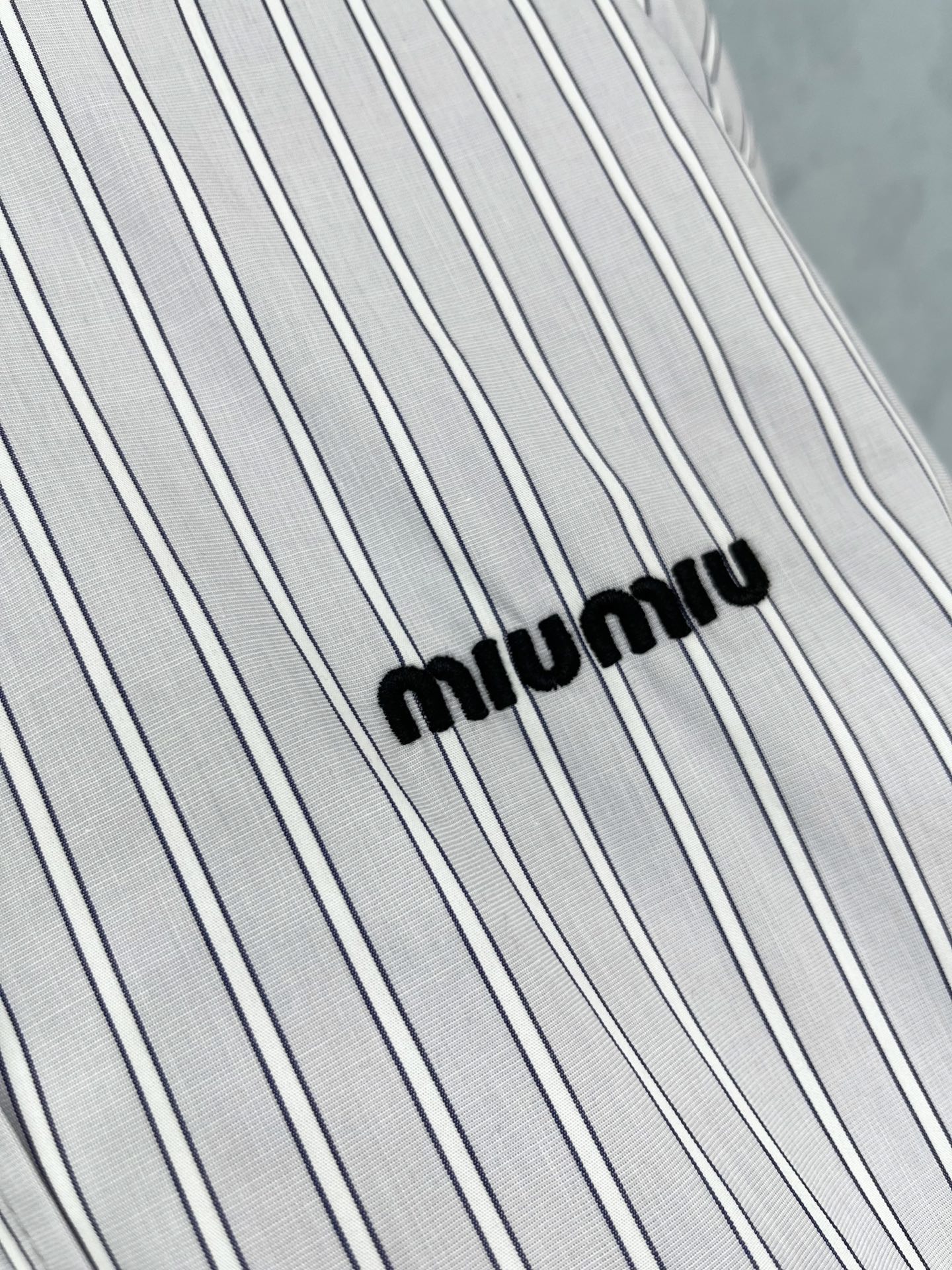🛒𝐍𝐄𝐖 · 𝟐𝟎𝟐5/爆款现货【原版定制】 Miu Mi *｜2025新品拉链翻领刺绣字母夹克外套 系