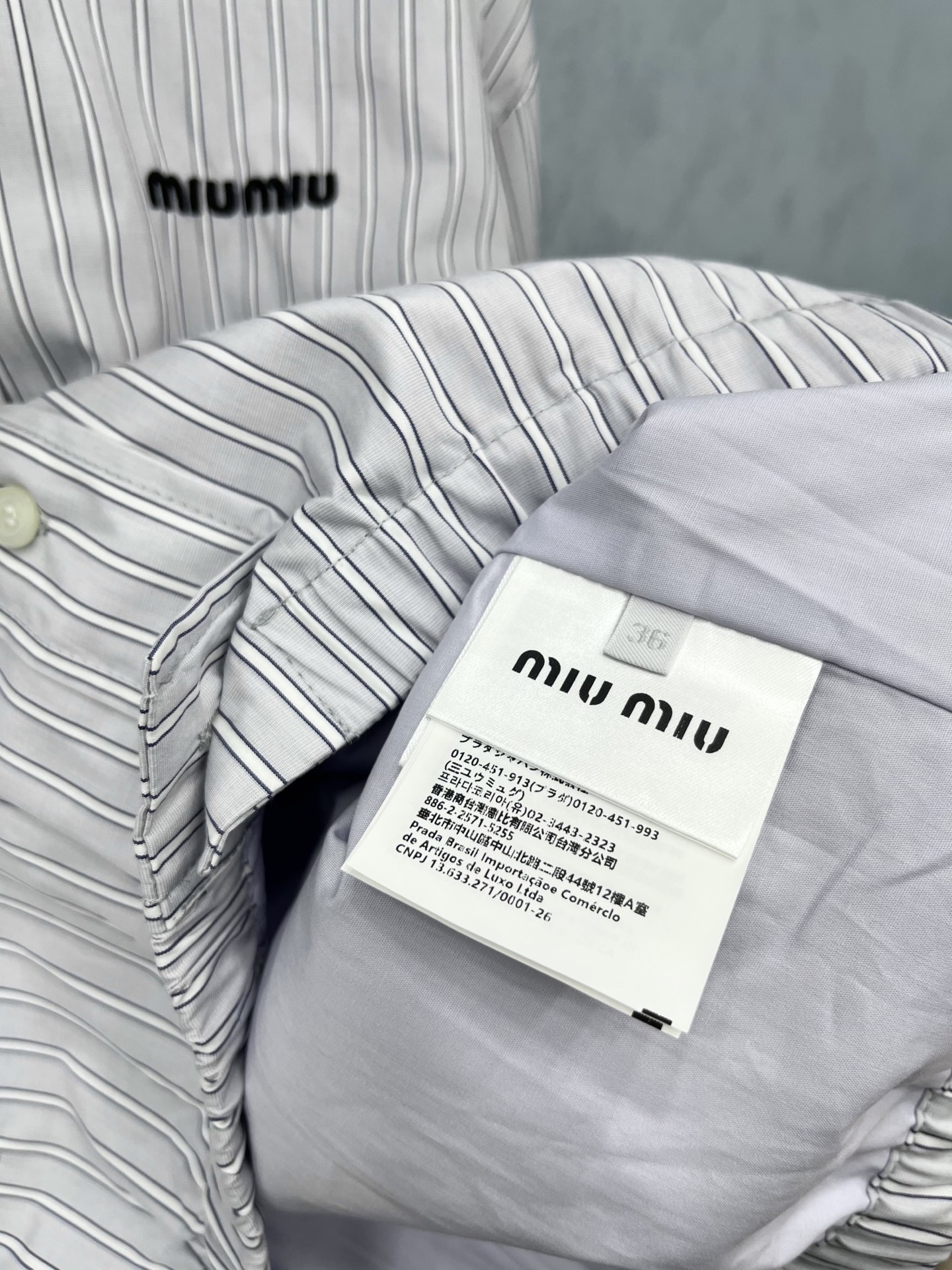 🛒𝐍𝐄𝐖 · 𝟐𝟎𝟐5/爆款现货【原版定制】 Miu Mi *｜2025新品拉链翻领刺绣字母夹克外套 系