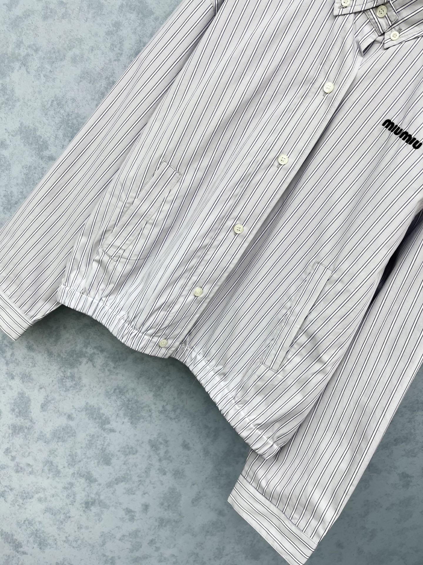 🛒𝐍𝐄𝐖 · 𝟐𝟎𝟐5/爆款现货【原版定制】 Miu Mi *｜2025新品拉链翻领刺绣字母夹克外套 系