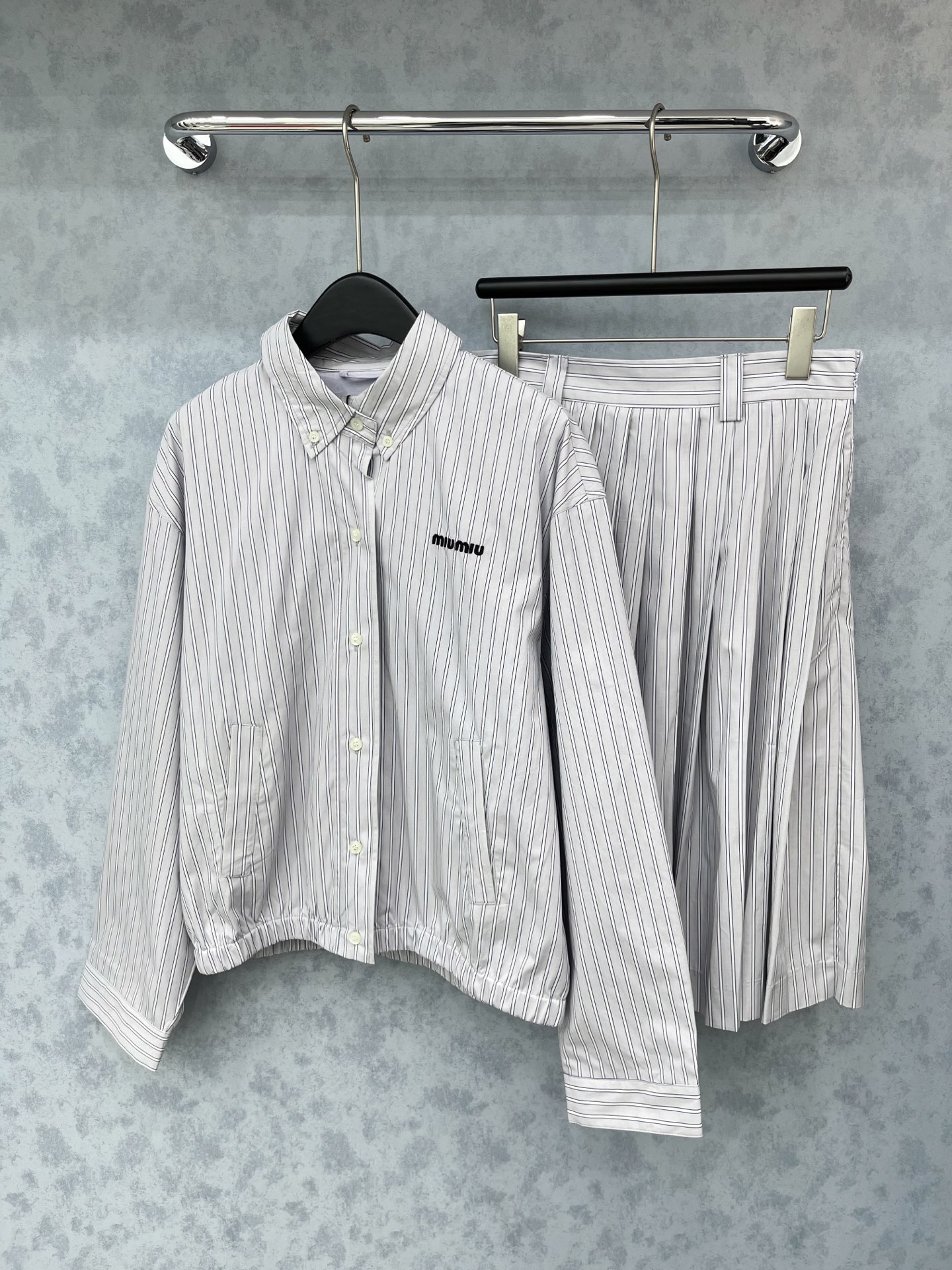 🛒𝐍𝐄𝐖 · 𝟐𝟎𝟐5/爆款现货【原版定制】 Miu Mi *｜2025新品刺绣百褶半裙 系列款定制YB