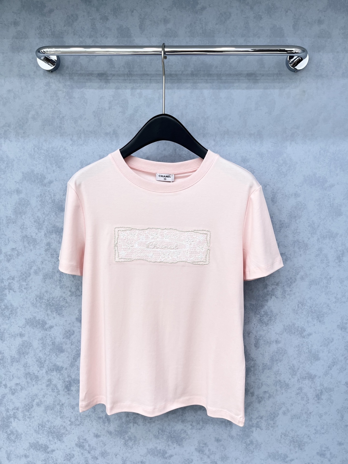 🛒𝐍𝐄𝐖 · 𝟐𝟎𝟐5/爆款现货原单品质 Chan*｜精致订珠短袖T恤高订面料 亲肤透气舒适标志性字母图