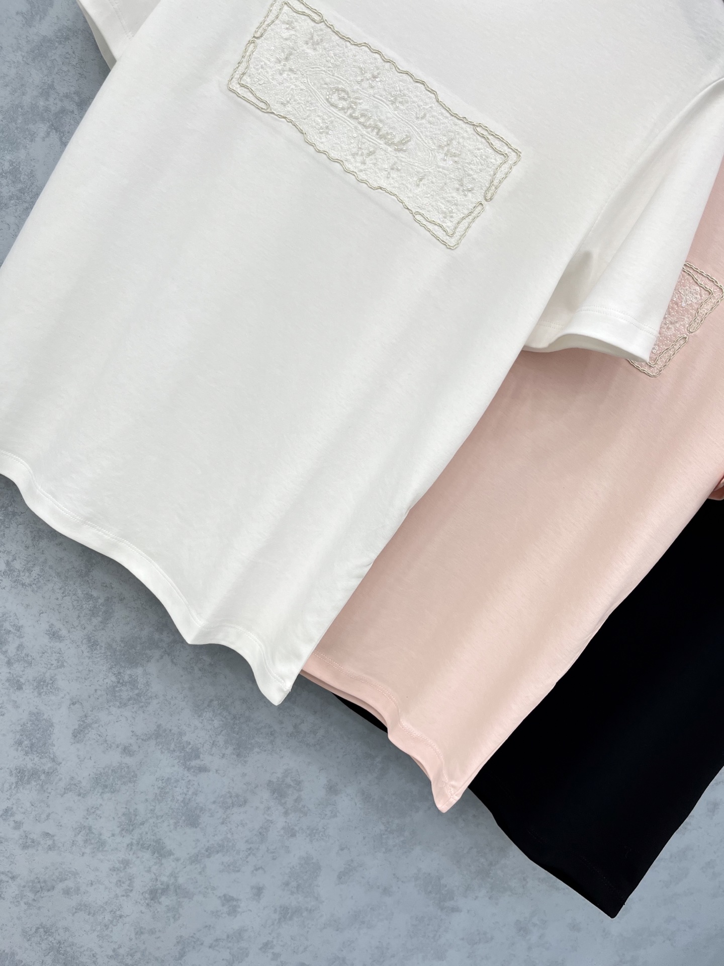 🛒𝐍𝐄𝐖 · 𝟐𝟎𝟐5/爆款现货原单品质 Chan*｜精致订珠短袖T恤高订面料 亲肤透气舒适标志性字母图