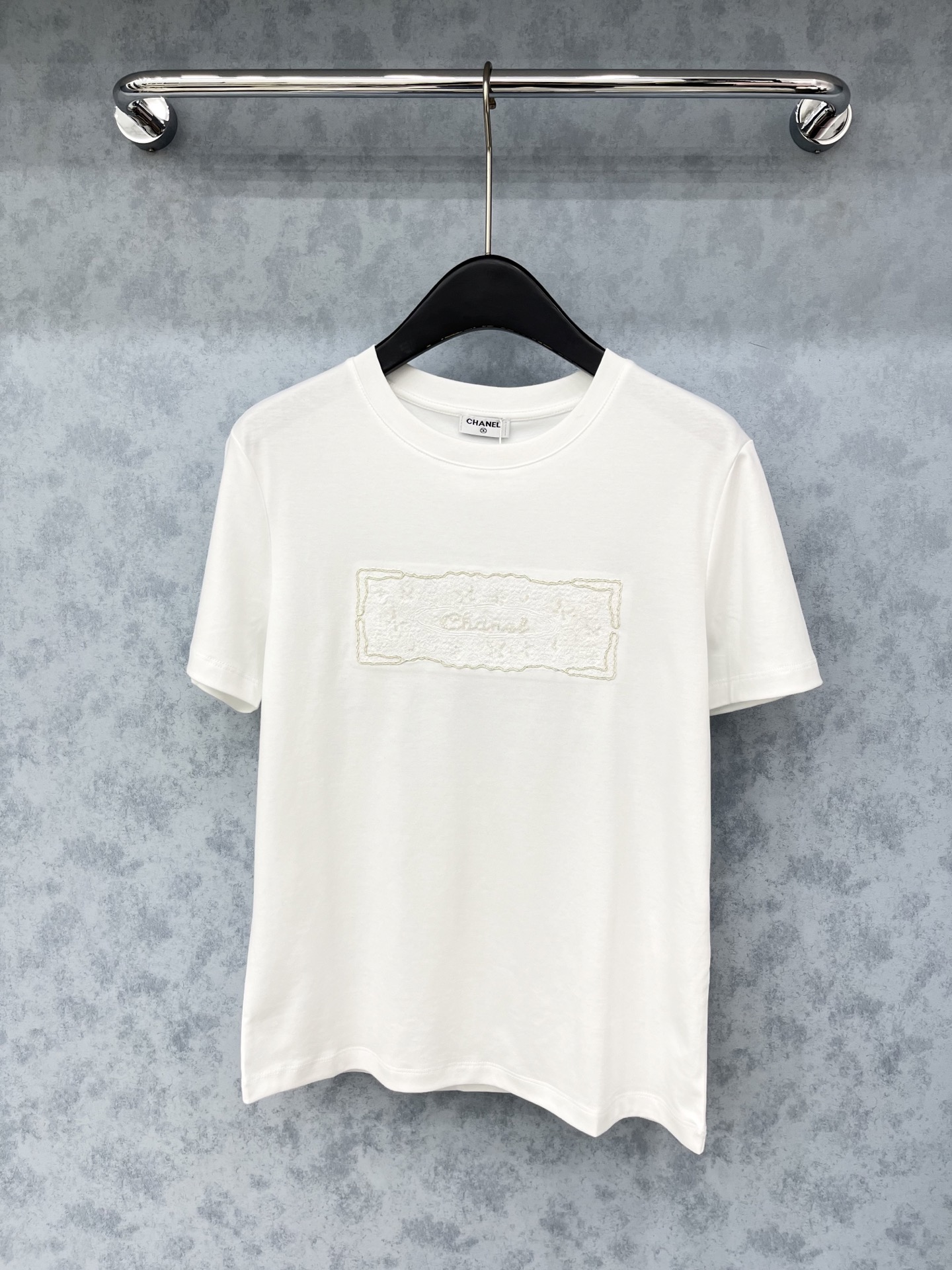 🛒𝐍𝐄𝐖 · 𝟐𝟎𝟐5/爆款现货原单品质 Chan*｜精致订珠短袖T恤高订面料 亲肤透气舒适标志性字母图