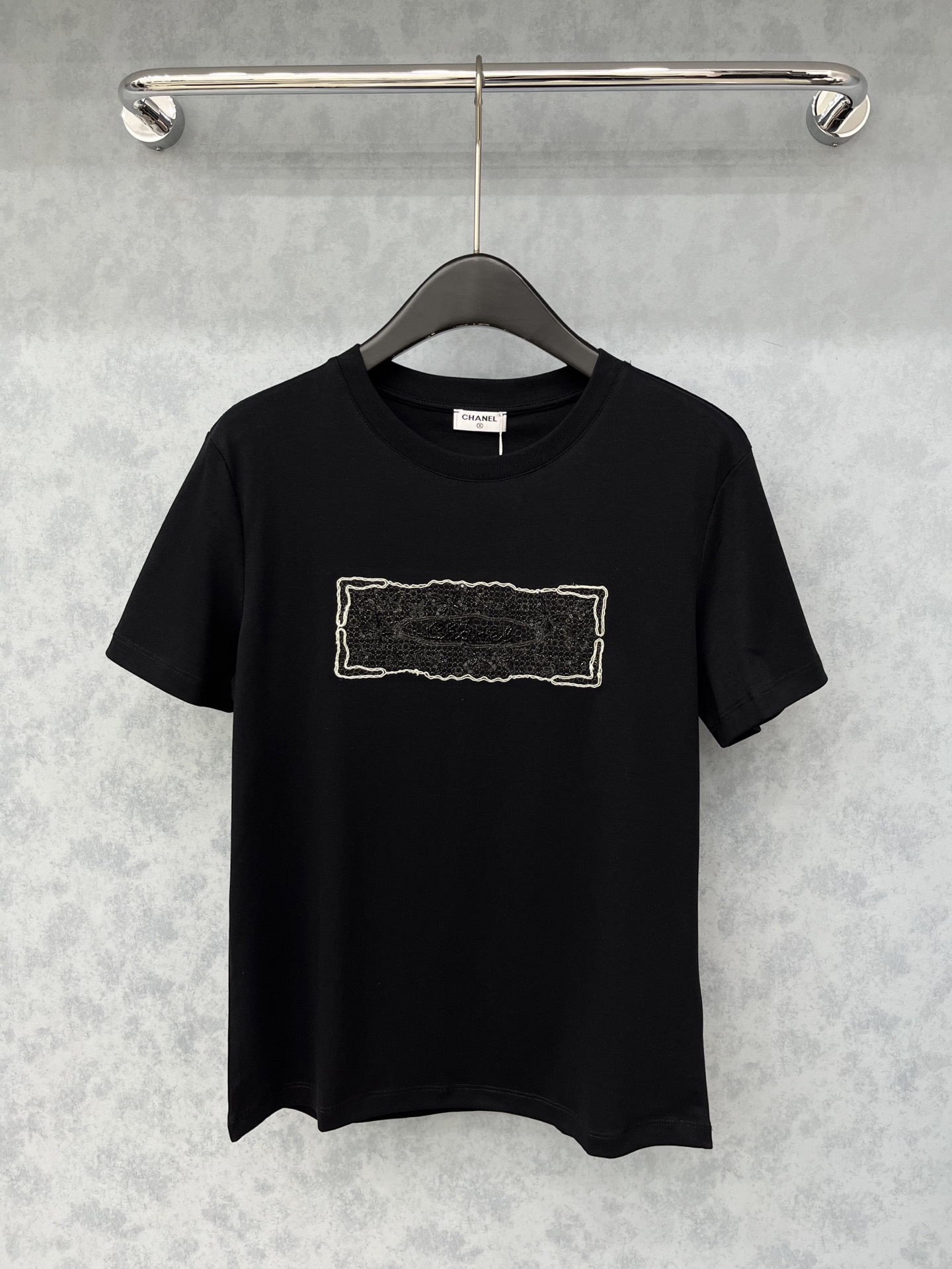 🛒𝐍𝐄𝐖 · 𝟐𝟎𝟐5/爆款现货原单品质 Chan*｜精致订珠短袖T恤高订面料 亲肤透气舒适标志性字母图