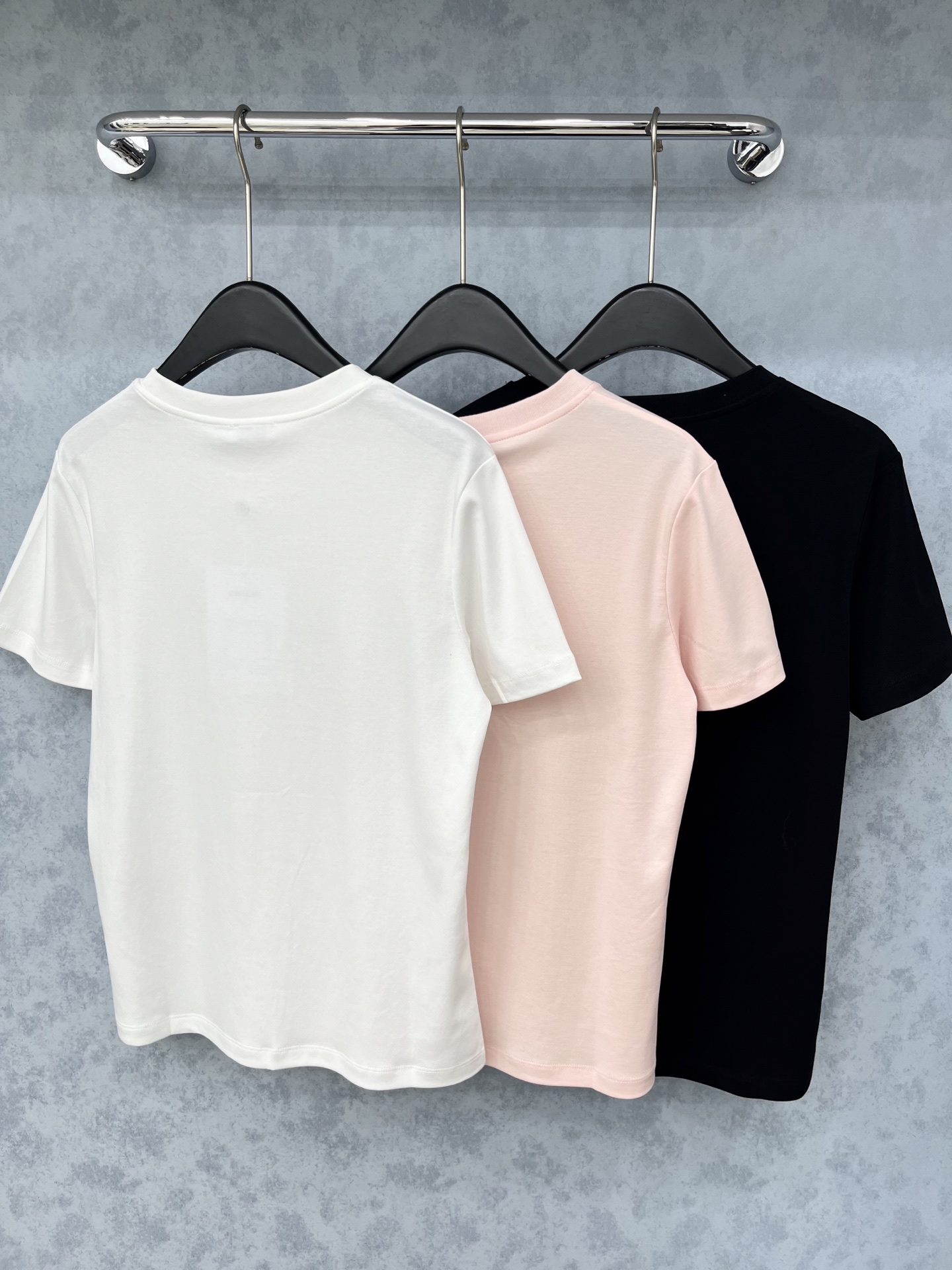 🛒𝐍𝐄𝐖 · 𝟐𝟎𝟐5/爆款现货原单品质 Chan*｜精致订珠短袖T恤高订面料 亲肤透气舒适标志性字母图