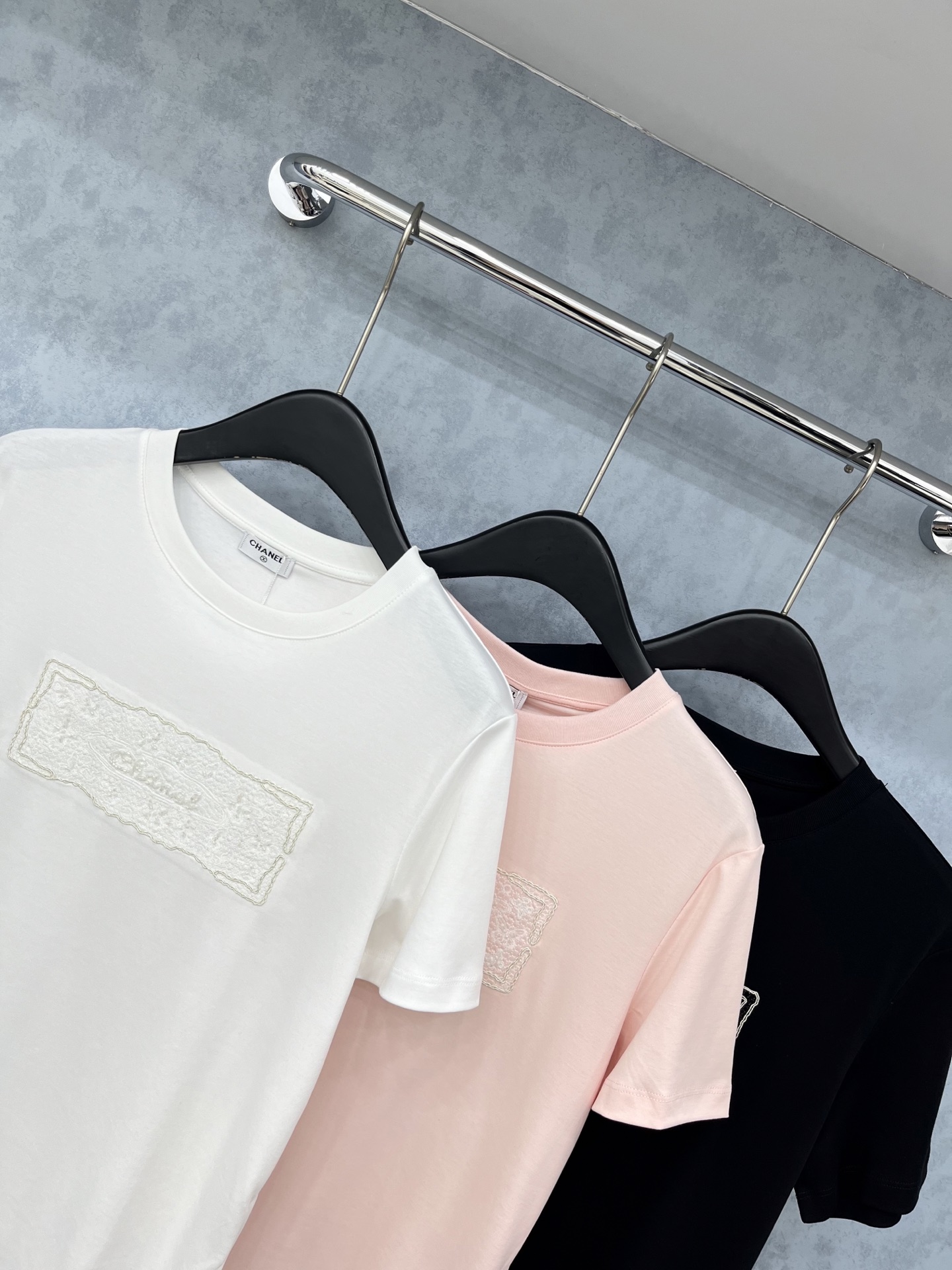 🛒𝐍𝐄𝐖 · 𝟐𝟎𝟐5/爆款现货原单品质 Chan*｜精致订珠短袖T恤高订面料 亲肤透气舒适标志性字母图