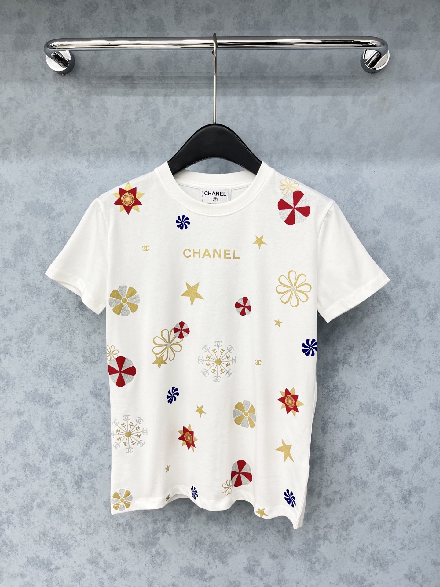 🛒𝐍𝐄𝐖 · 𝟐𝟎𝟐5/爆款现货原单品质 Chan*｜精致工艺印花短袖T恤高订面料 亲肤透气舒适标志性字