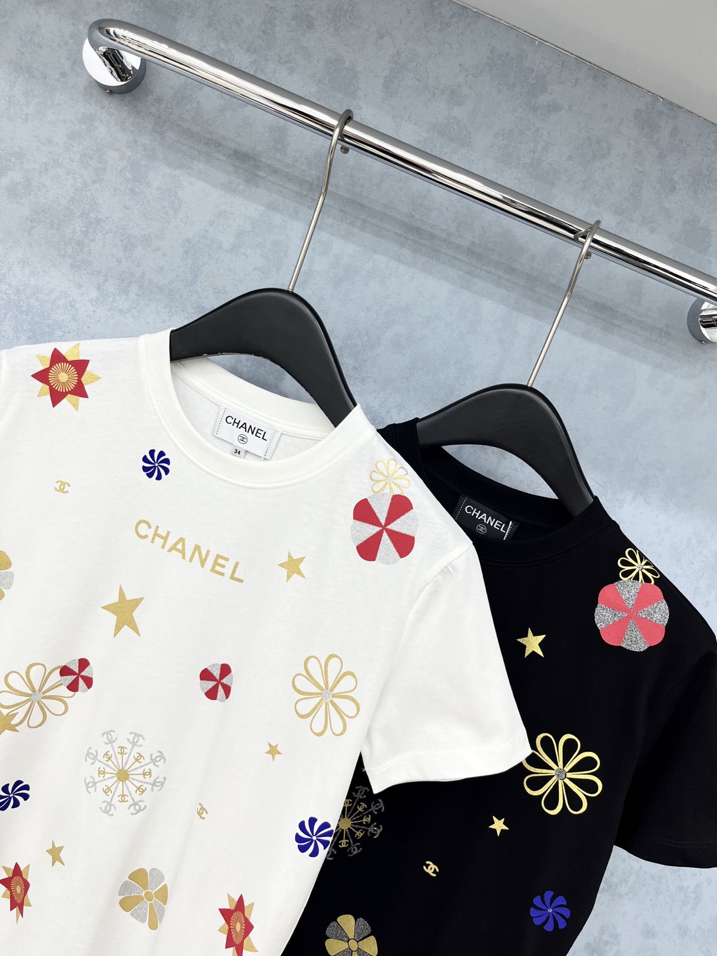 🛒𝐍𝐄𝐖 · 𝟐𝟎𝟐5/爆款现货原单品质 Chan*｜精致工艺印花短袖T恤高订面料 亲肤透气舒适标志性字