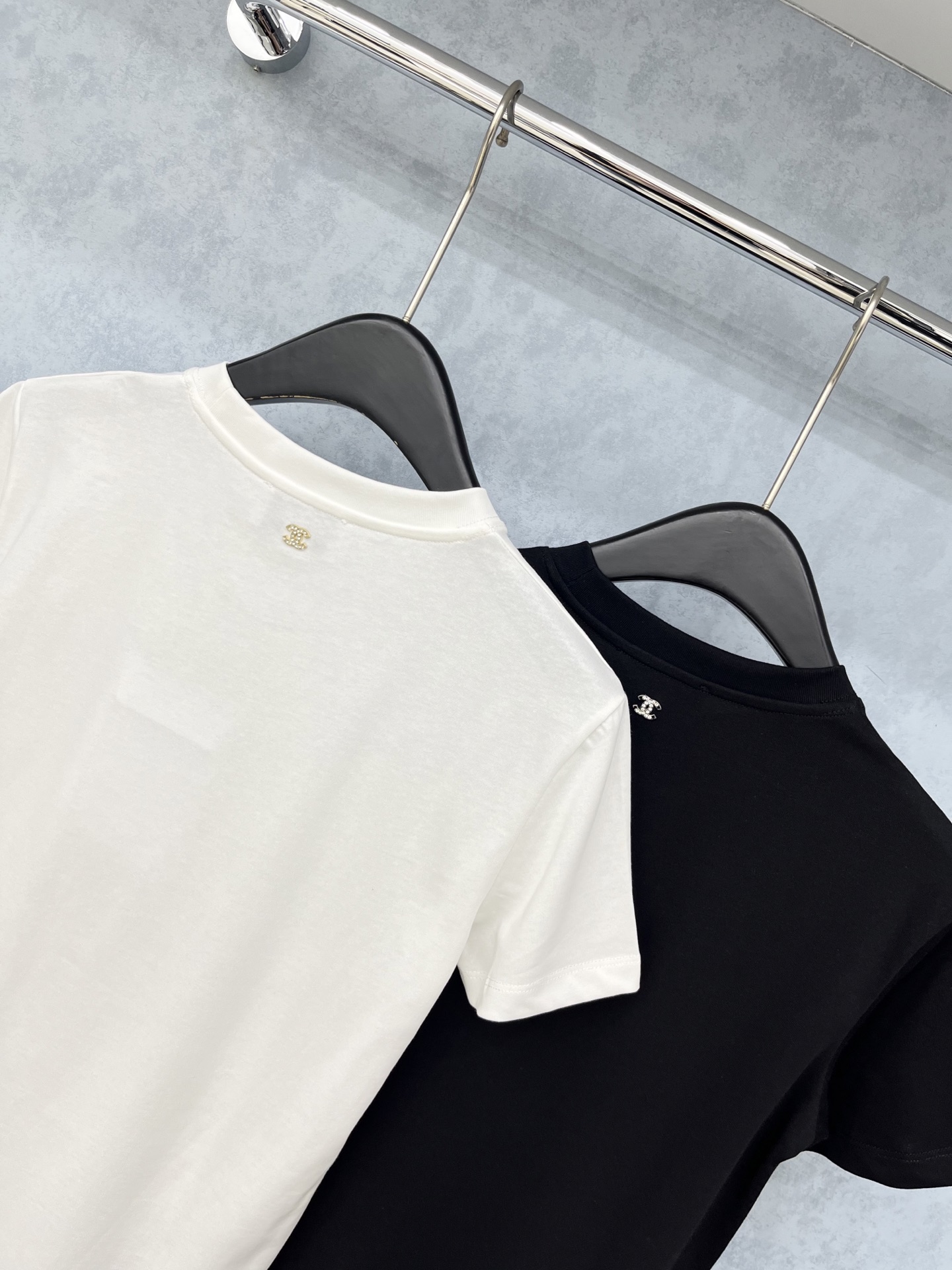 🛒𝐍𝐄𝐖 · 𝟐𝟎𝟐5/爆款现货原单品质 Chan*｜精致工艺印花短袖T恤高订面料 亲肤透气舒适标志性字