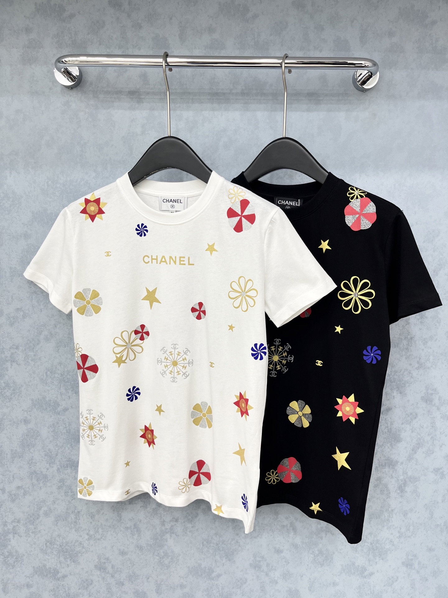 🛒𝐍𝐄𝐖 · 𝟐𝟎𝟐5/爆款现货原单品质 Chan*｜精致工艺印花短袖T恤高订面料 亲肤透气舒适标志性字