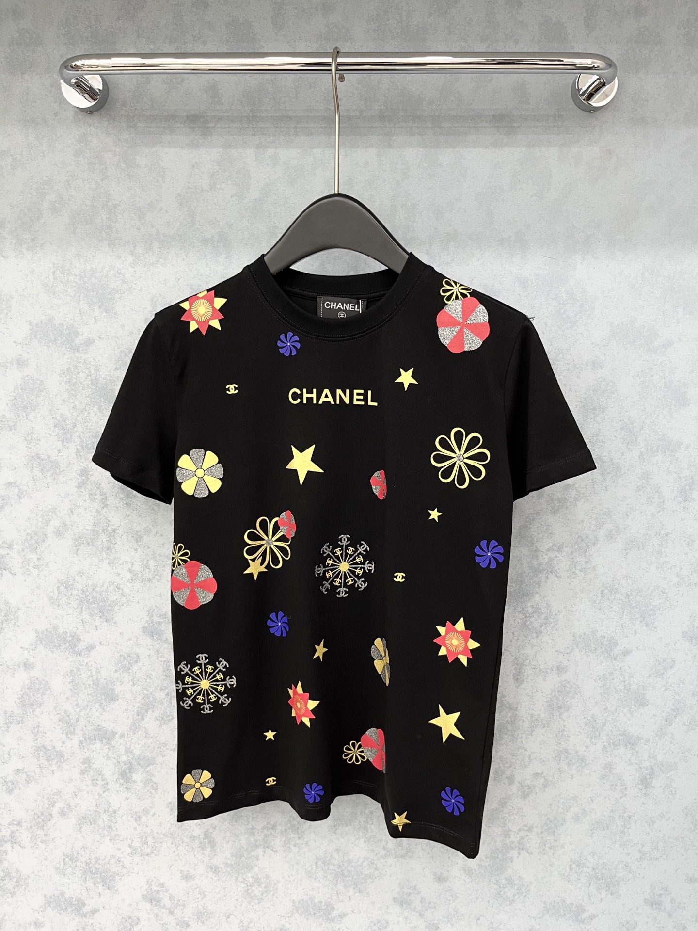 🛒𝐍𝐄𝐖 · 𝟐𝟎𝟐5/爆款现货原单品质 Chan*｜精致工艺印花短袖T恤高订面料 亲肤透气舒适标志性字