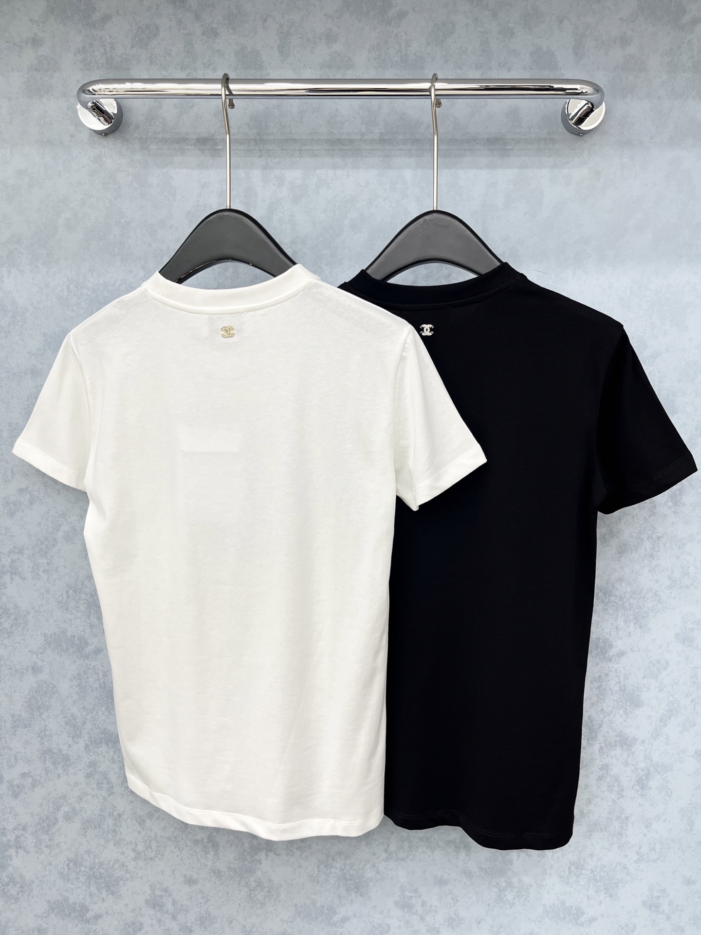 🛒𝐍𝐄𝐖 · 𝟐𝟎𝟐5/爆款现货原单品质 Chan*｜精致工艺印花短袖T恤高订面料 亲肤透气舒适标志性字